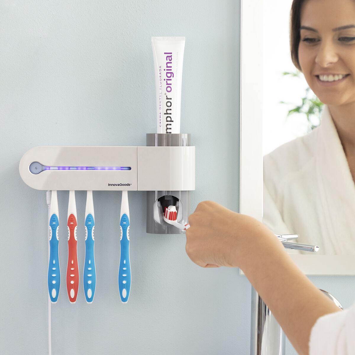 Mujer usando un dispensador de cepillos de dientes.