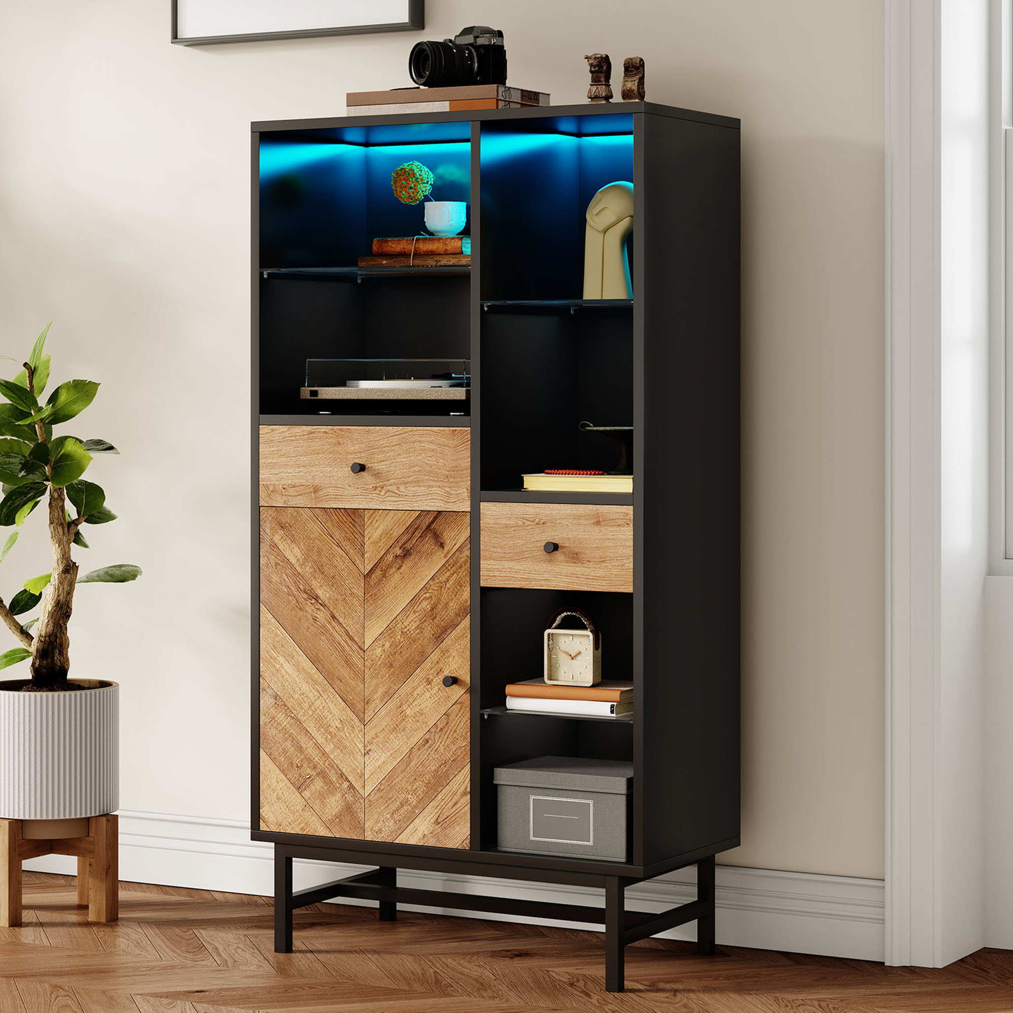 Ein schwarz-brauner Schrank mit Regalen und Schubladen. Mit blauem Licht beleuchtet, mit Dekoration oben.