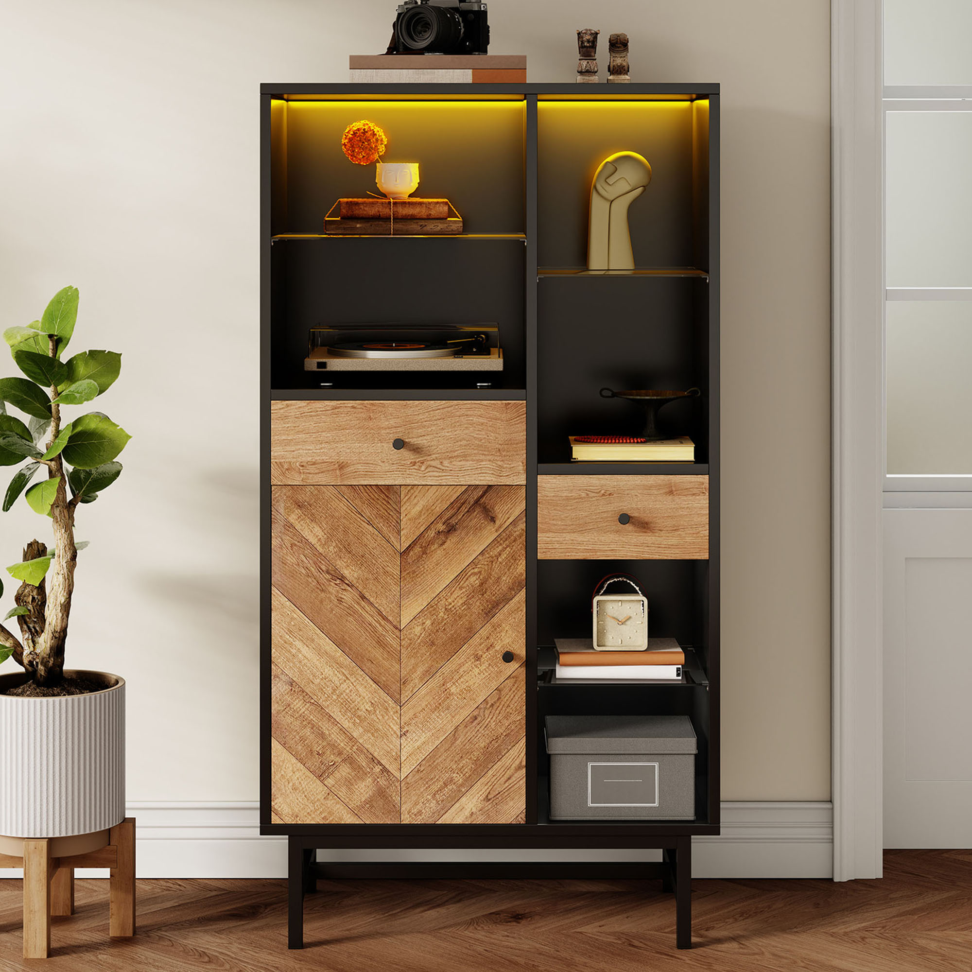 Schwarzer Schrank mit Holzakzenten. Eine Pflanze und dekorative Objekte sind ausgestellt. Im Hintergrund ist eine Tür.