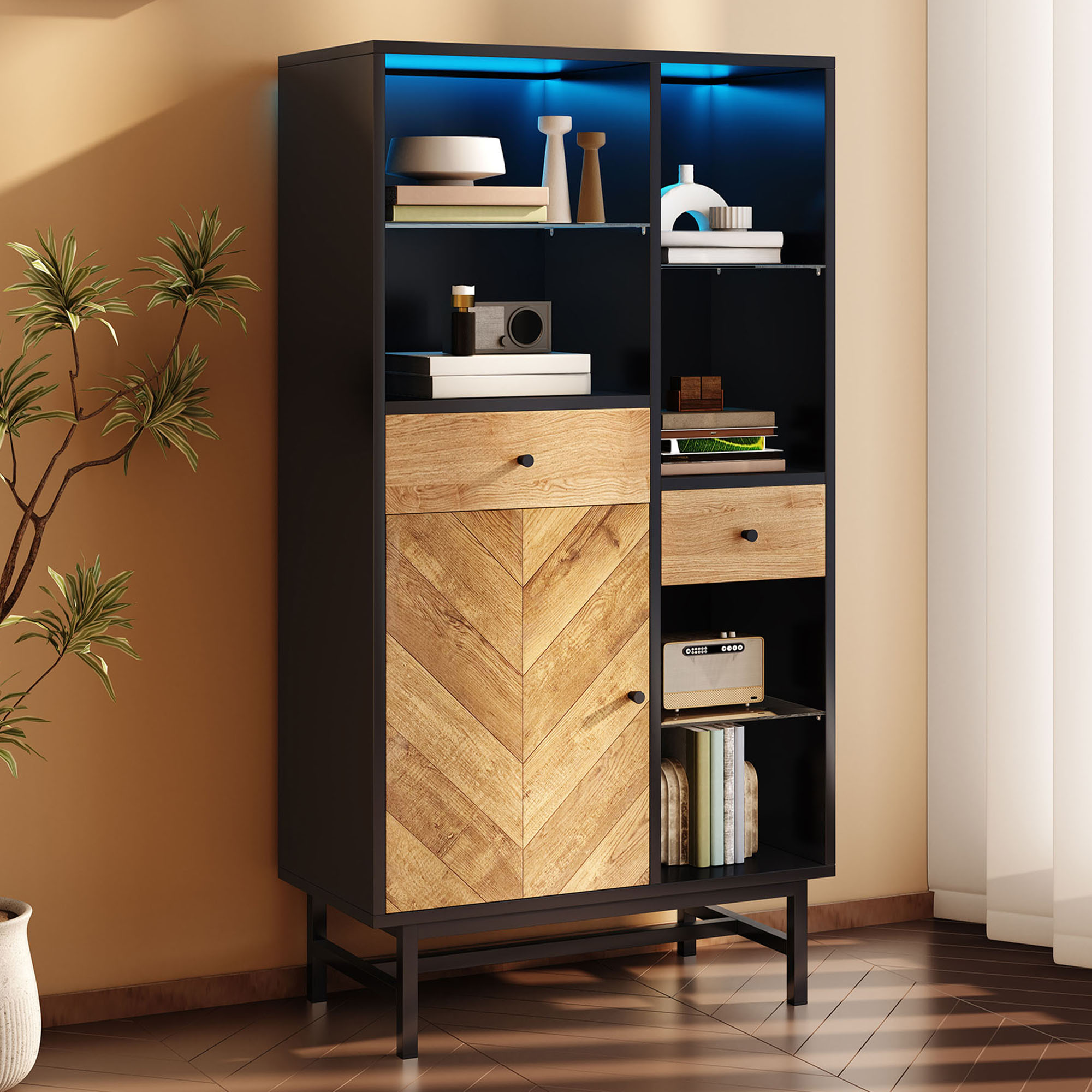 Ein schwarzer und hölzerner Schrank mit Regalen. Auf den Regalen sind Bücher, Dekoration und eine Kamera. Der Hintergrund ist orange.