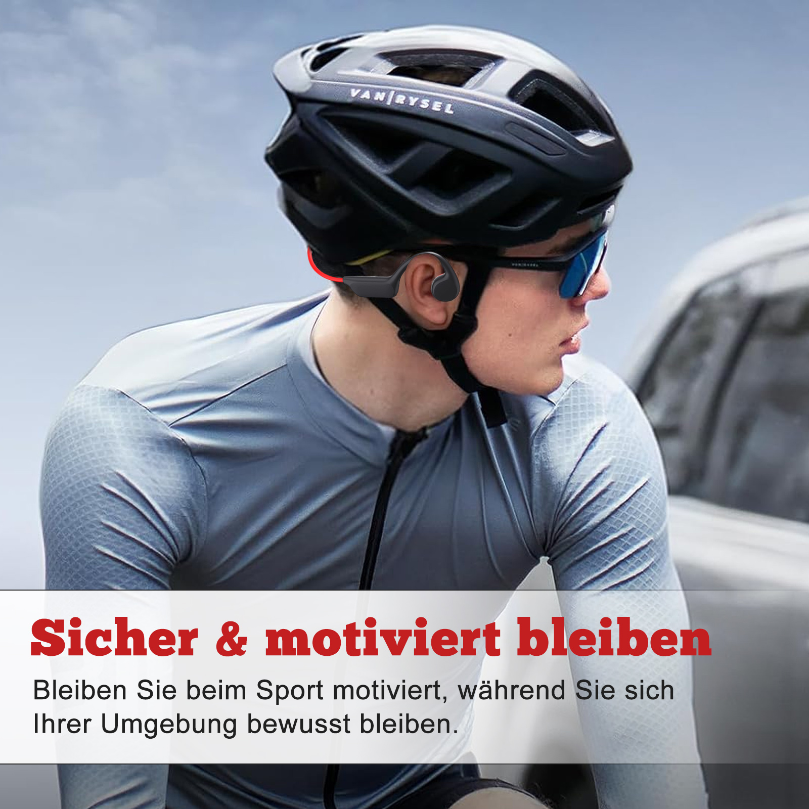 Mann mit Helm und Kopfhörern im Freien, verschwommener Hintergrund.