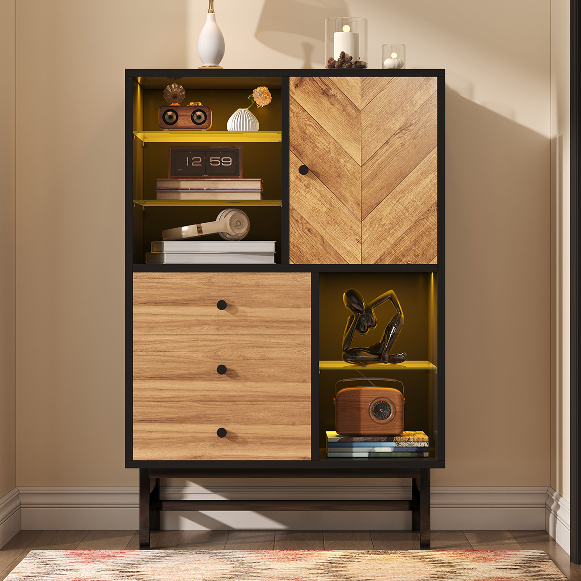 Schrank aus Holz und Schwarz mit Objekten und Dekoration.