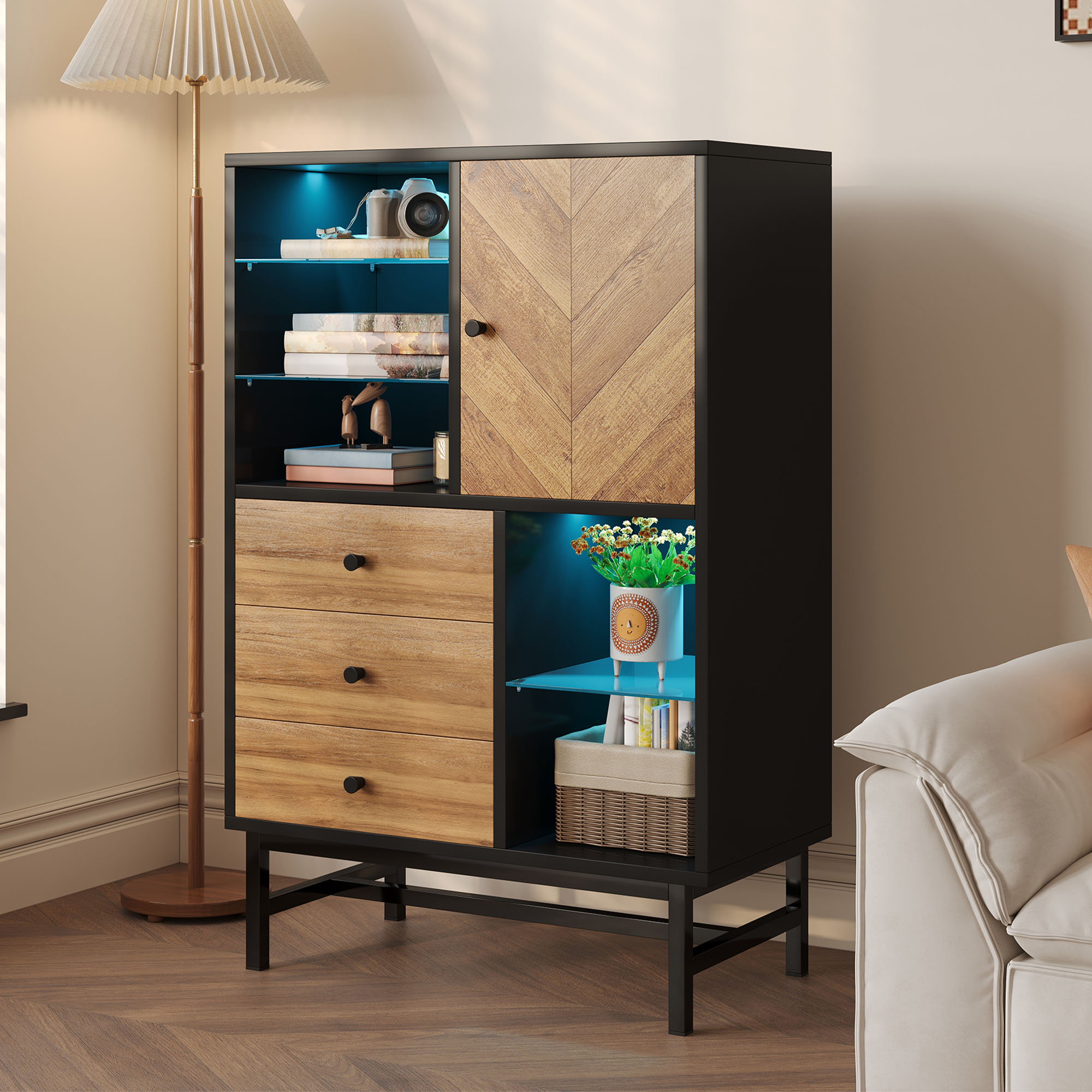 Schrank aus Holz und Schwarz mit Gegenständen und Dekoration.