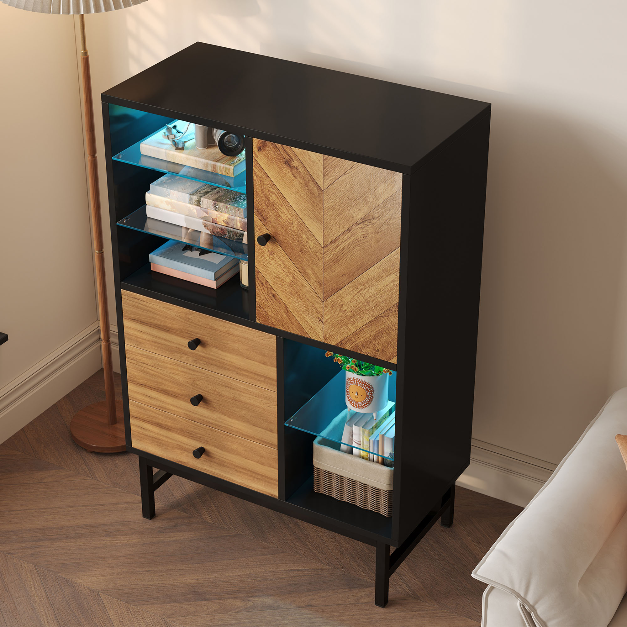 Holz- und schwarzer Schrank mit Gegenständen und Dekoration.
