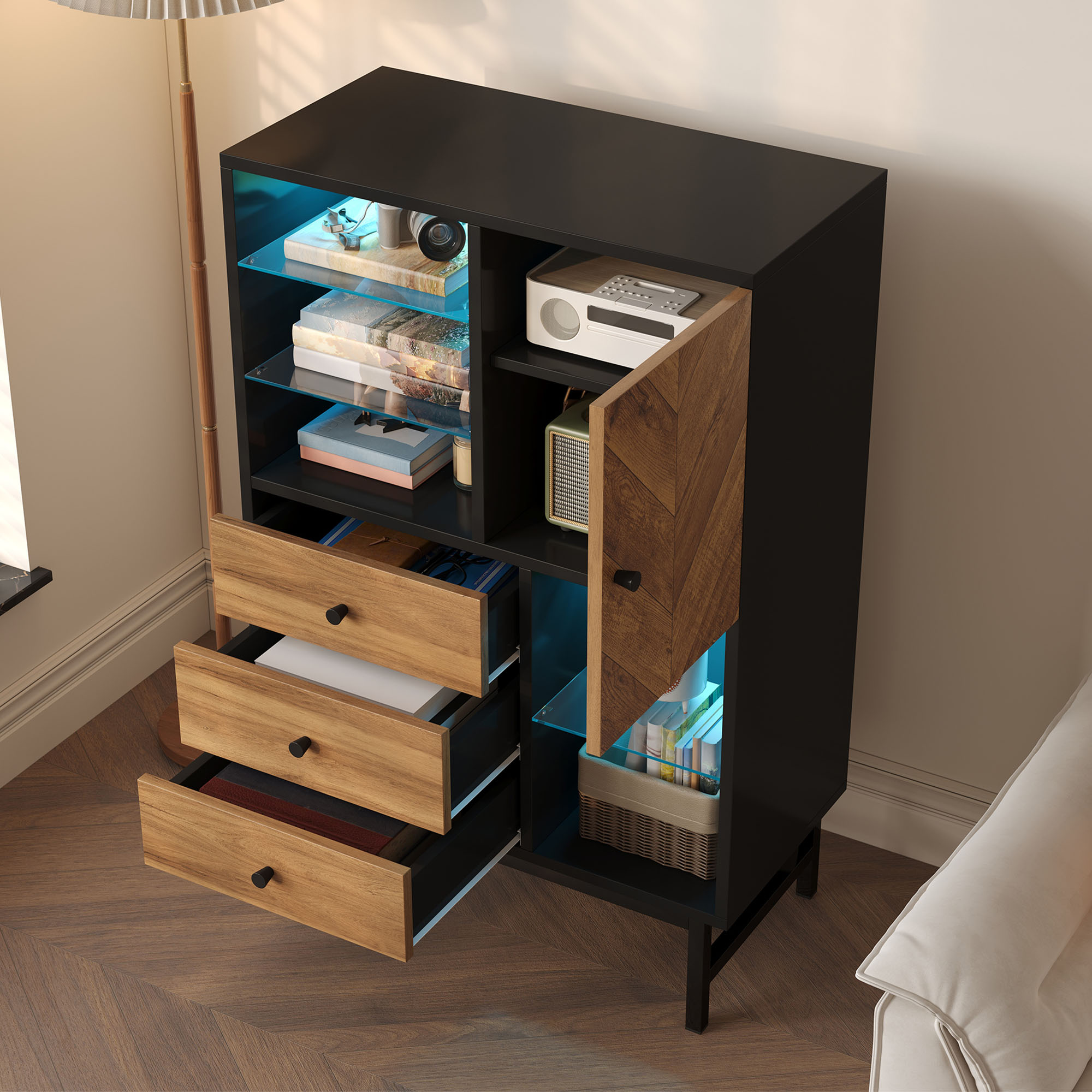 Schwarzer Schrank mit Holzschubladen, offene Tür. Enthält Objekte. Blaue Beleuchtung.
