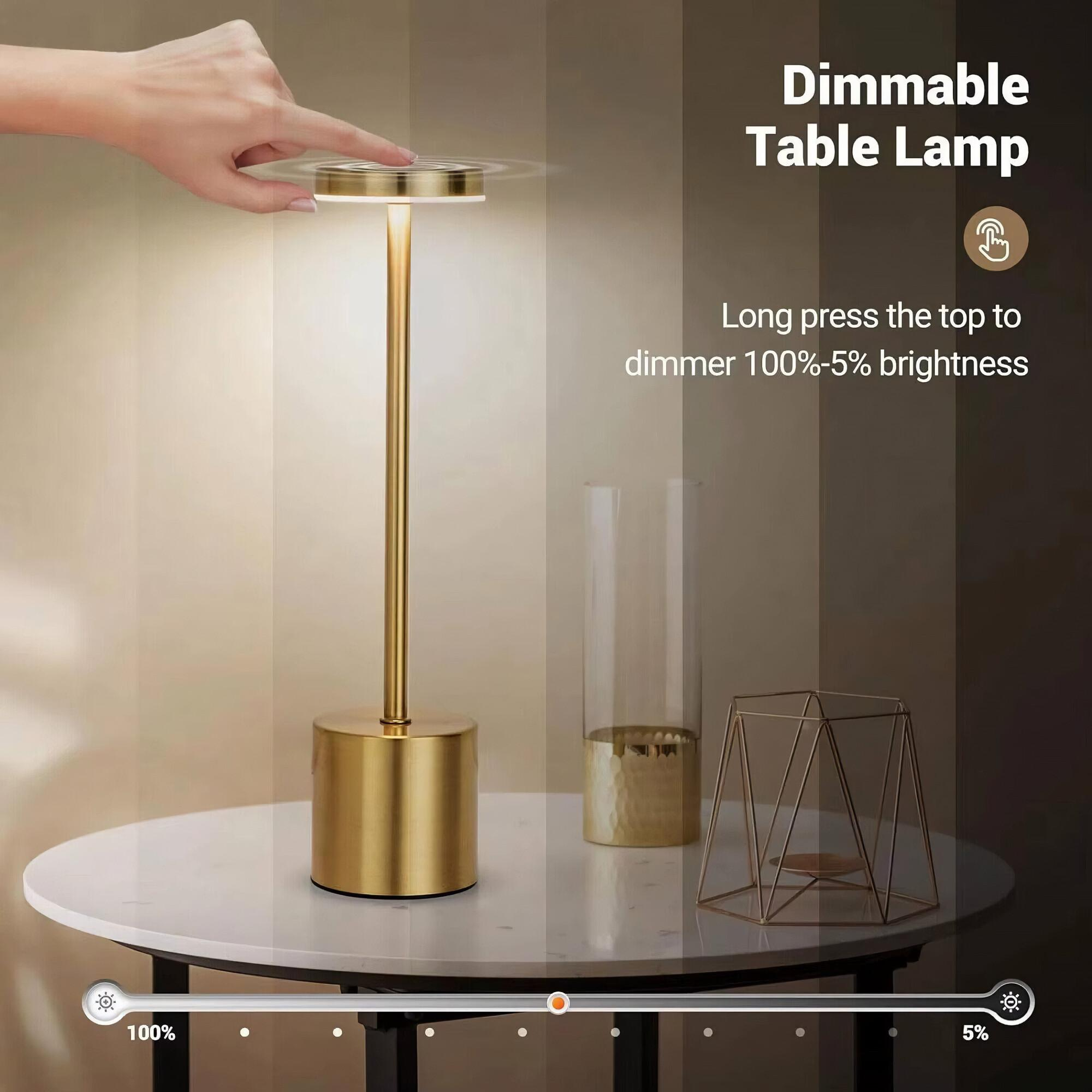 Goldene Schreibtischlampe auf einem Tisch. Hand berührt die Oberseite, um das Licht zu dimmen.