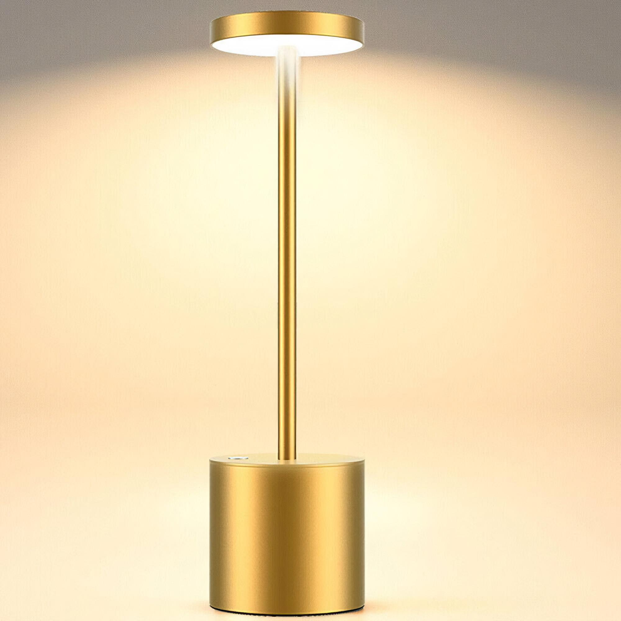 Goldene Tischlampe mit goldenem Sockel, langem Stiel und rundem Oberteil, das Licht aussendet. Der Hintergrund ist hellgelb.