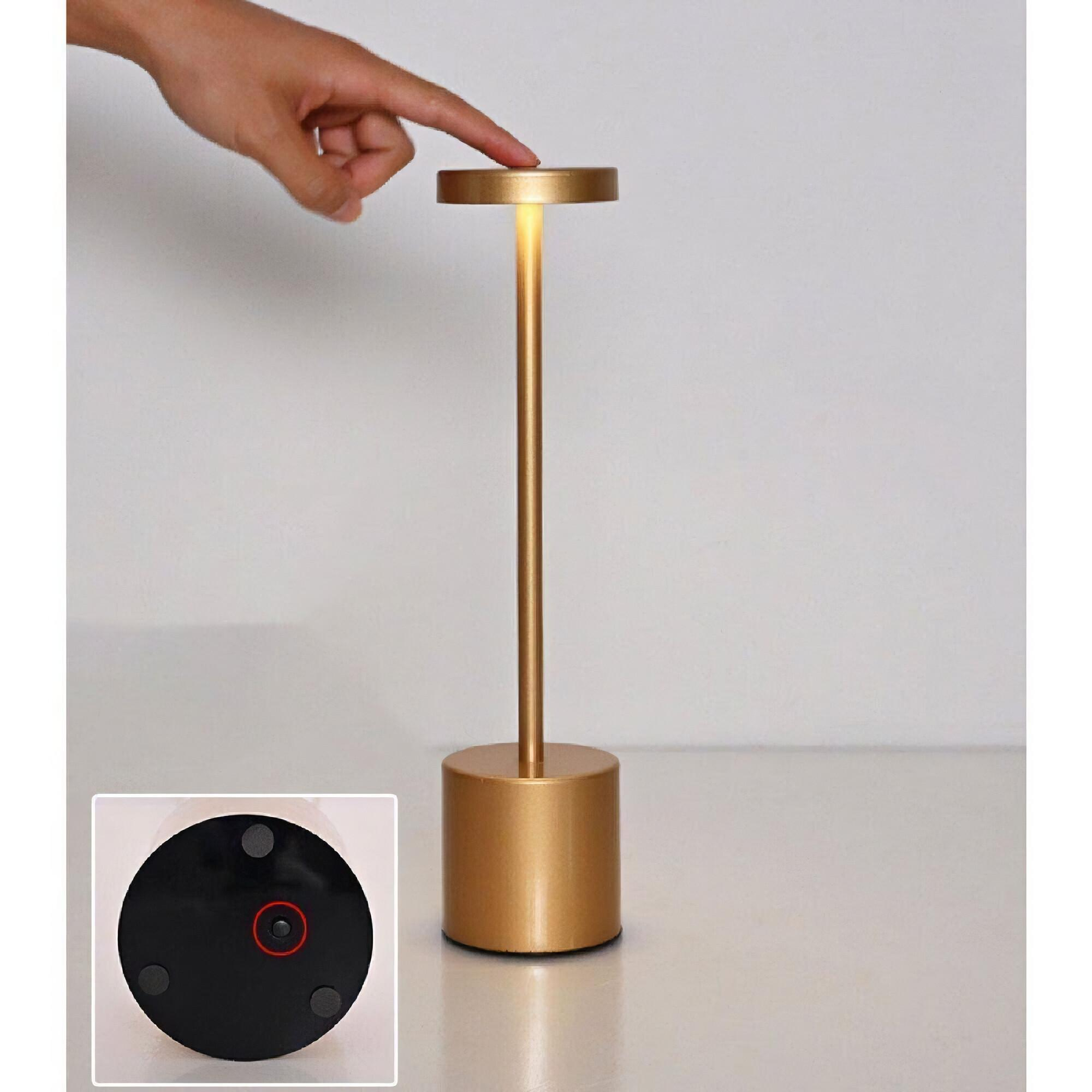 Eine goldfarbene Tischlampe mit einem Berührungssensor und ein kleines inset-Bild des Sockels.