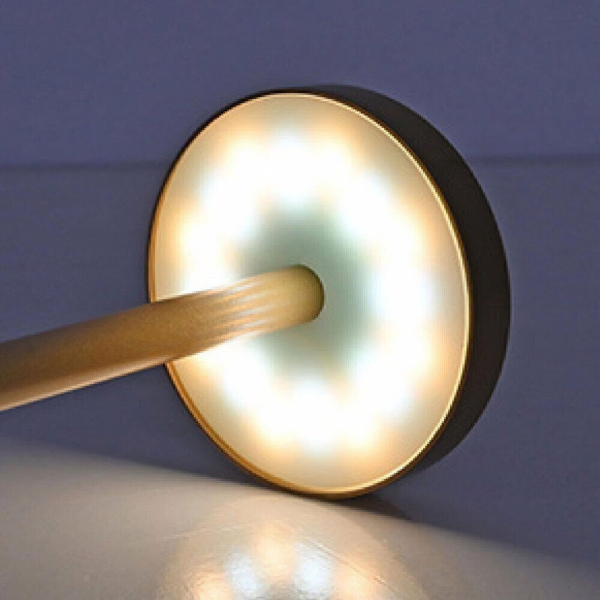 Kreisförmiges Licht mit einem Holzstab. Das Licht strahlt sanft.