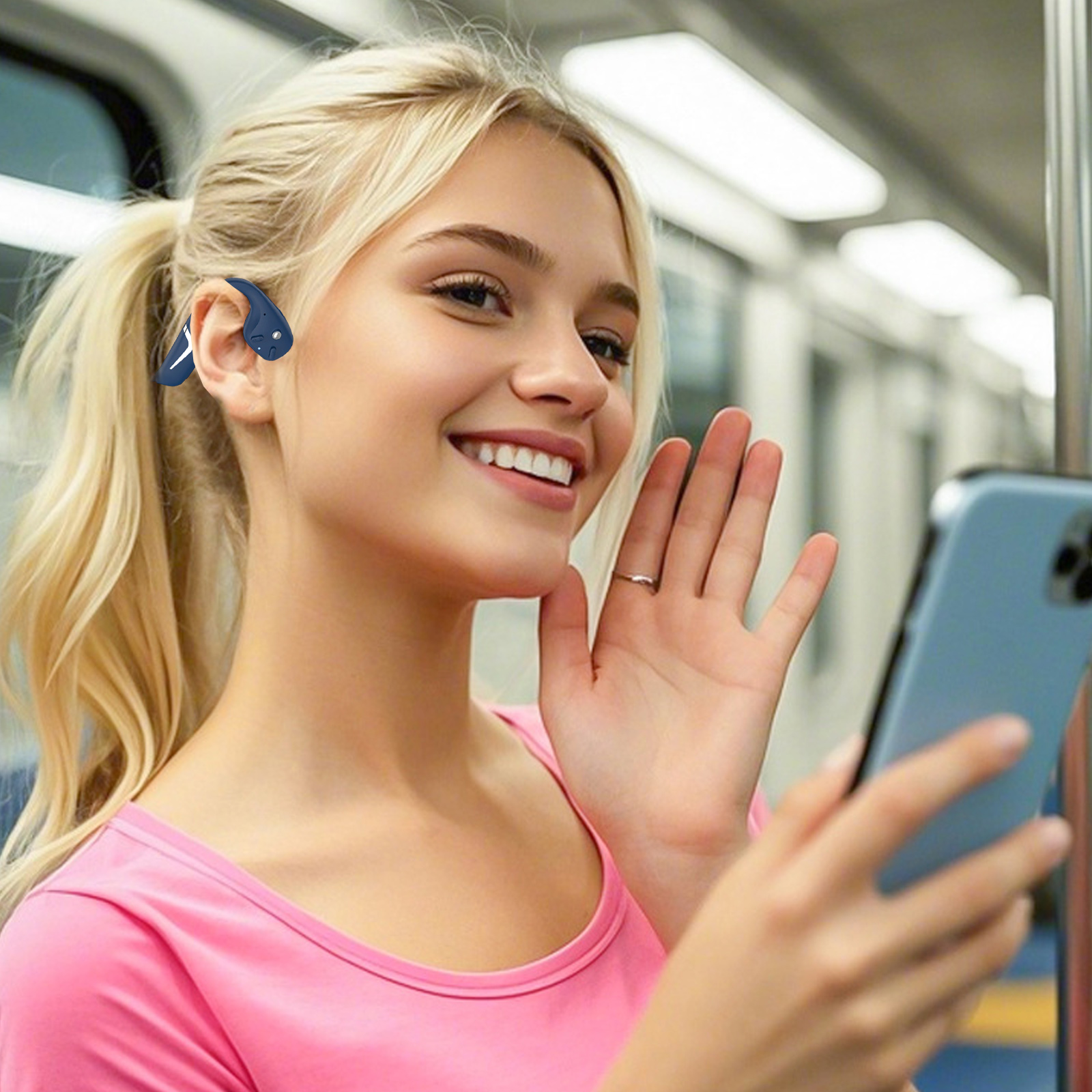 Frau lächelt und hält ein Telefon, trägt Knochenschallkopfhörer.