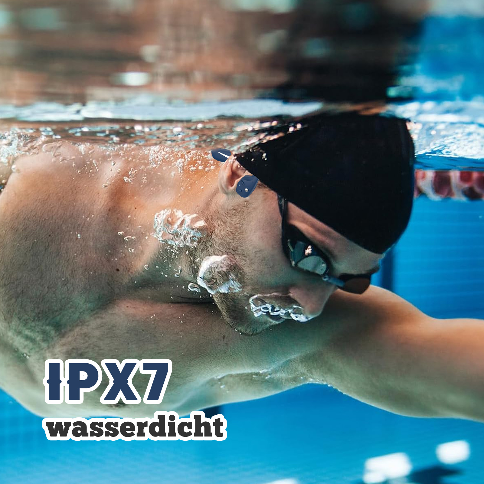 Ein Mann mit Schwimmbrille und Badekappe ist unter Wasser in einem Pool. Text: IPX7 wasserdicht.