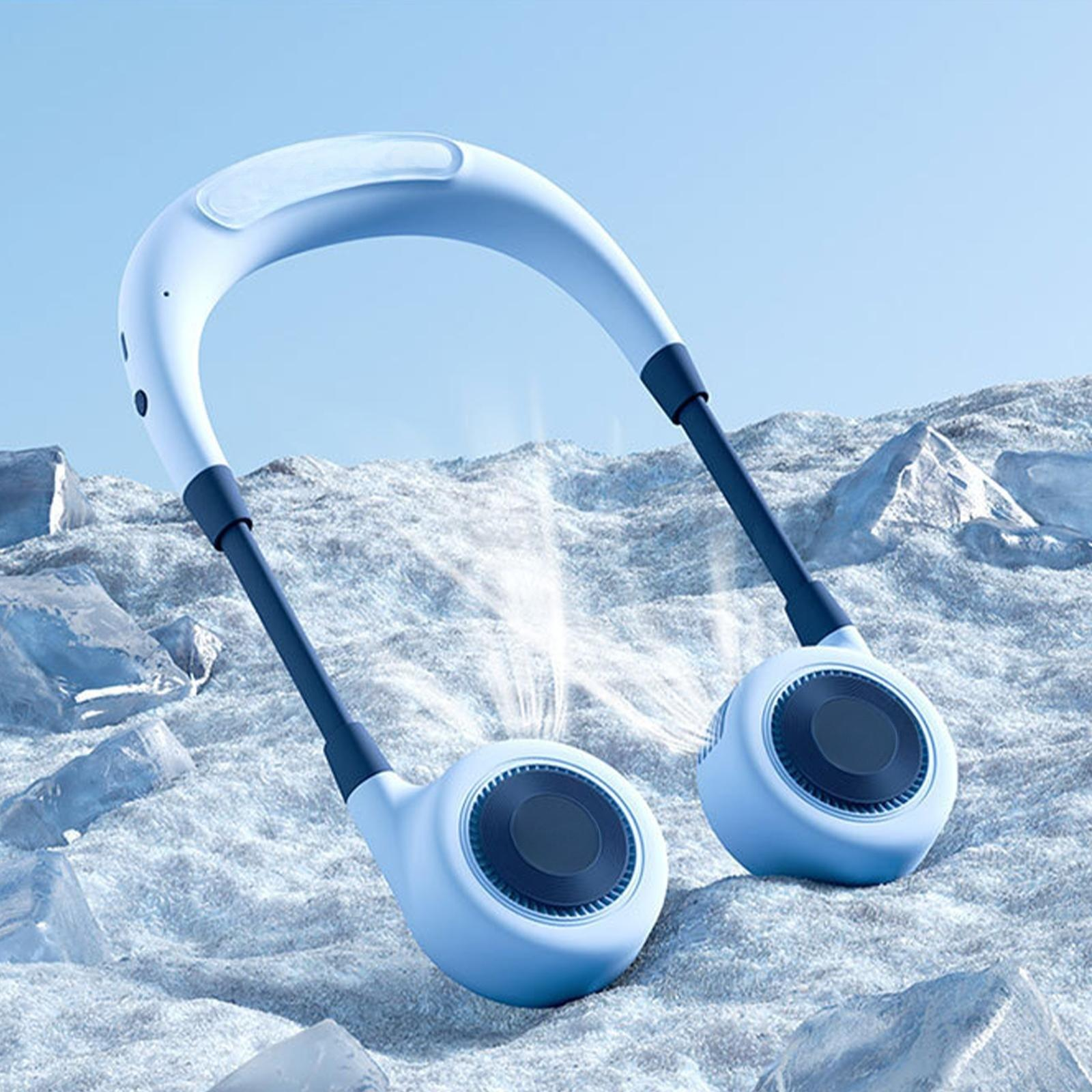 Ein blau-weißer Nackenventilator auf einer schneebedeckten Oberfläche. Er hat zwei Ventilatorköpfe.