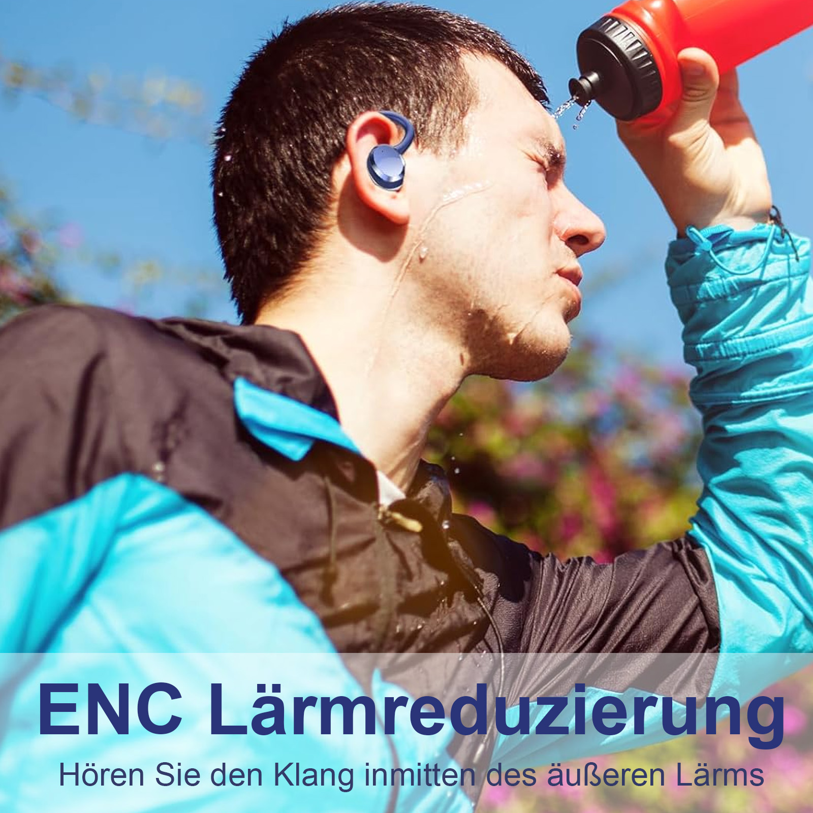 Mann, der mit Wasser aus einer roten Flasche bespritzt wird. Er trägt Ohrhörer und schwitzt. Blauer Himmel im Hintergrund.