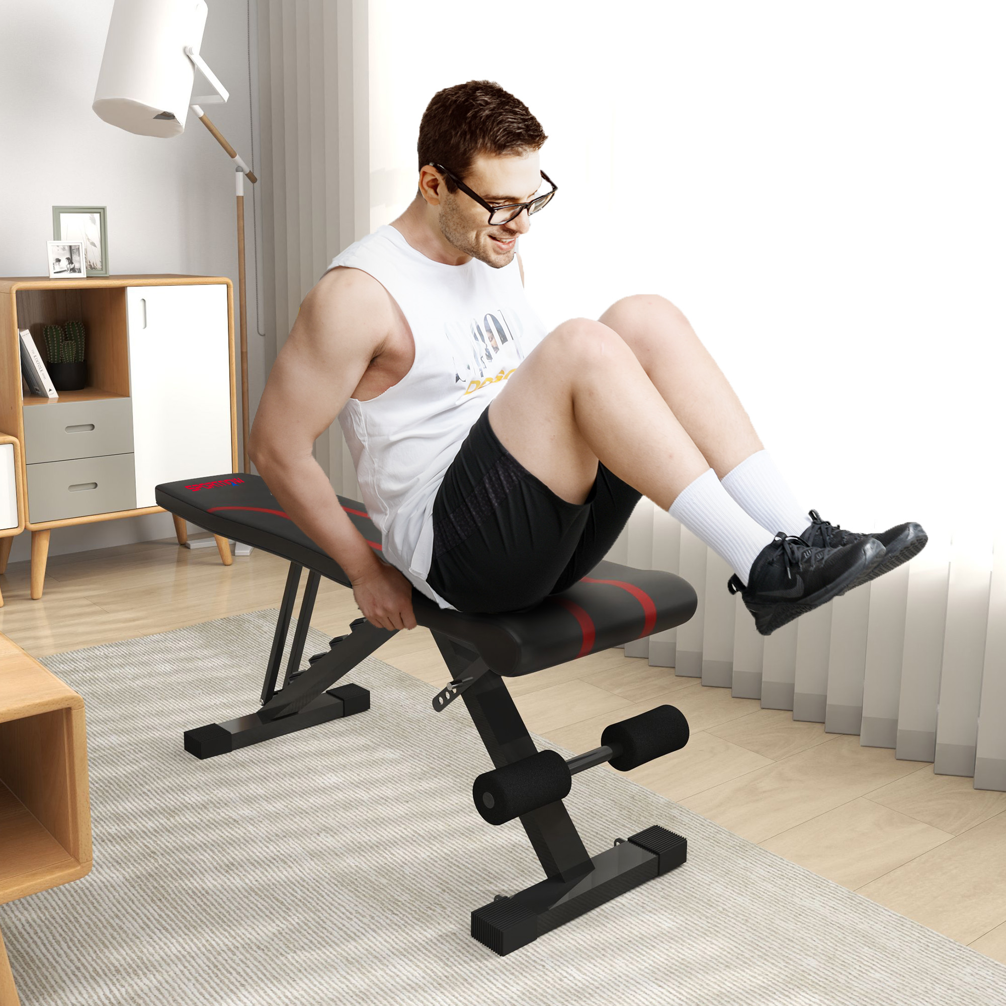 Hombre con gafas haciendo ejercicio en un banco de pesas ajustable negro y rojo en una habitación moderna y luminosa.