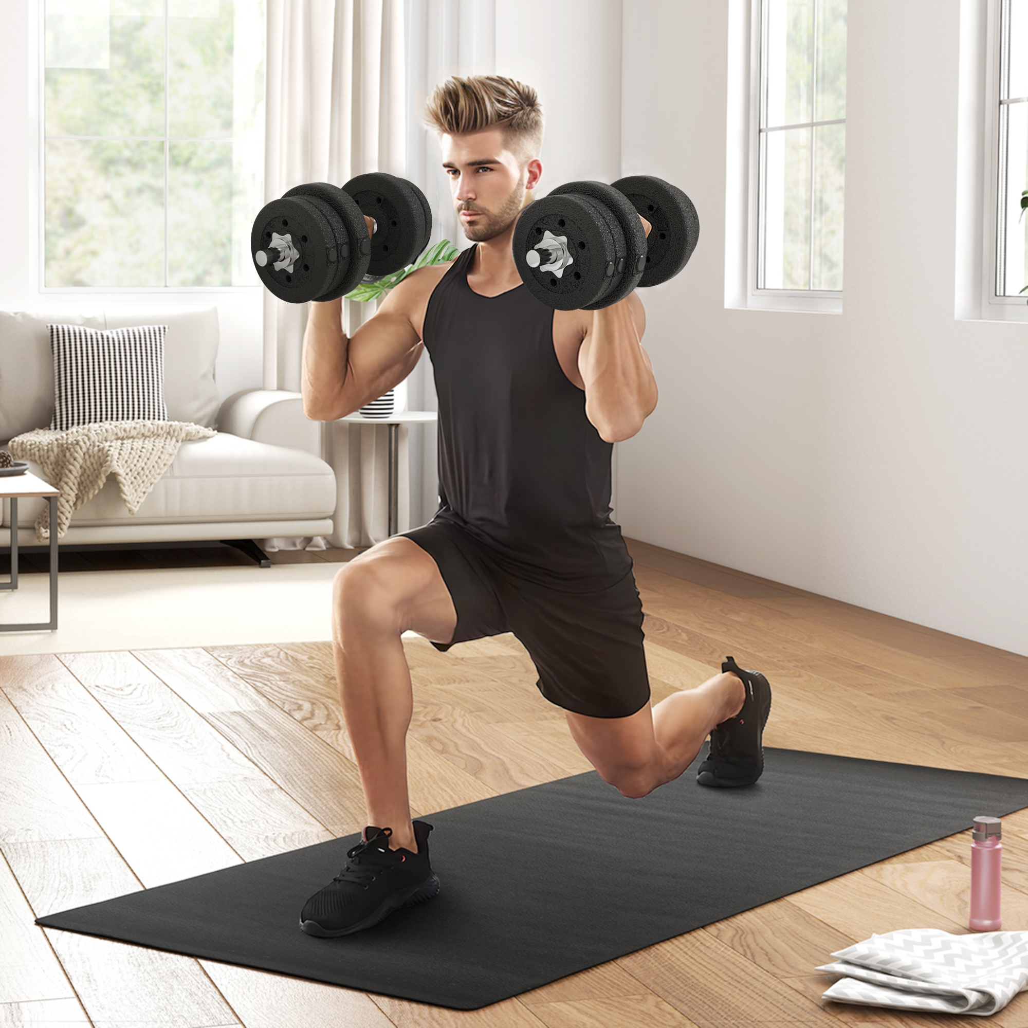 Uomo che fa affondi con manubri. Pantaloncini neri, canotta e scarpe da ginnastica. Tappetino nero, bottiglia d'acqua e divano bianco sullo sfondo.