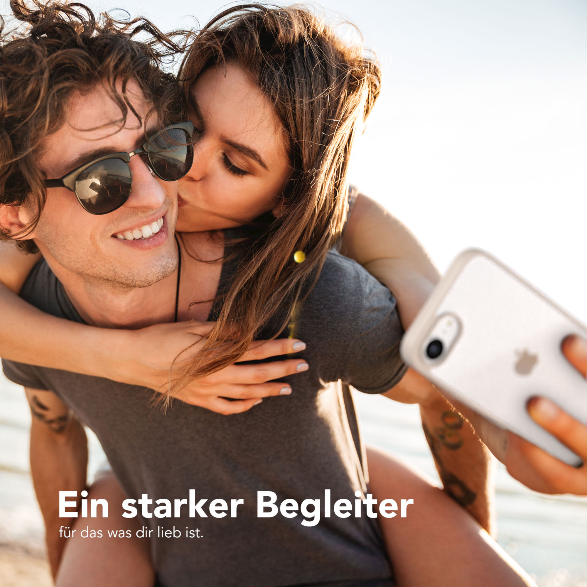 Paar macht Selfie, mit Telefon in klarer Hülle.