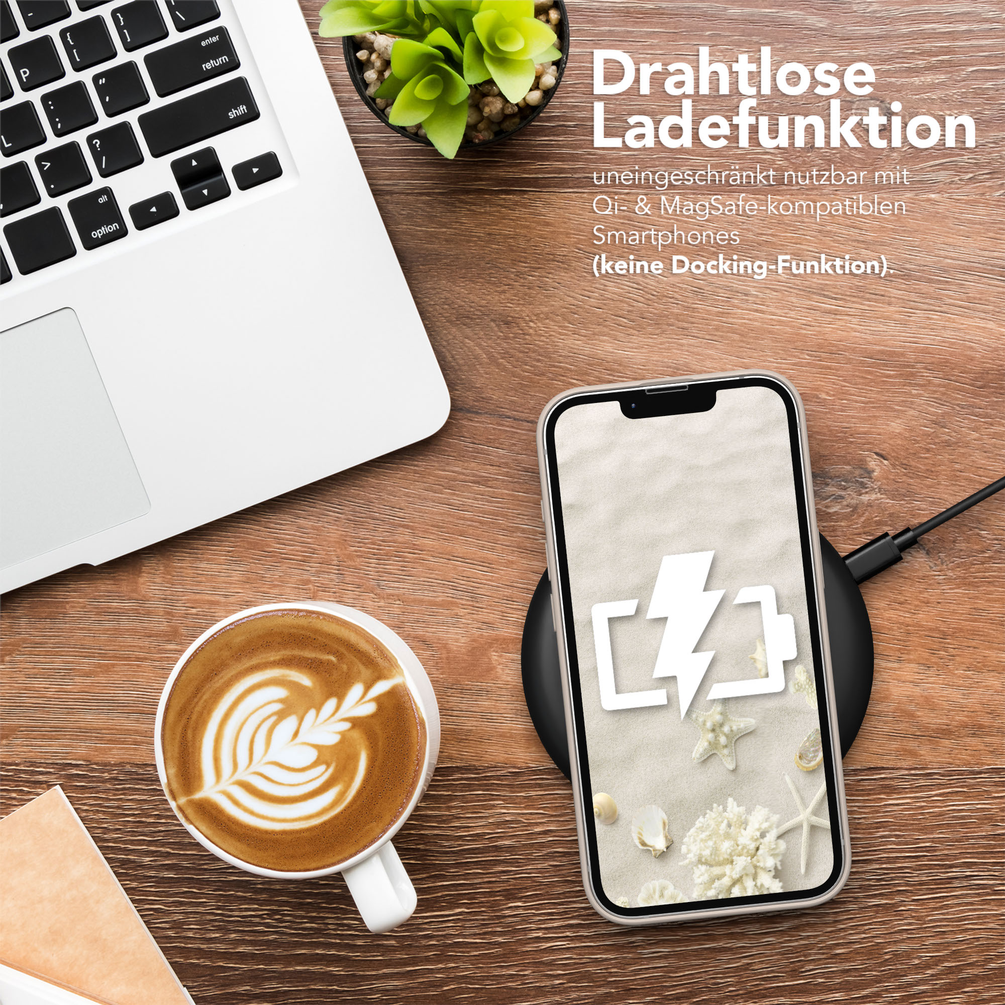 Laptop, Kaffee und ein Telefon, das auf einem Pad geladen wird.