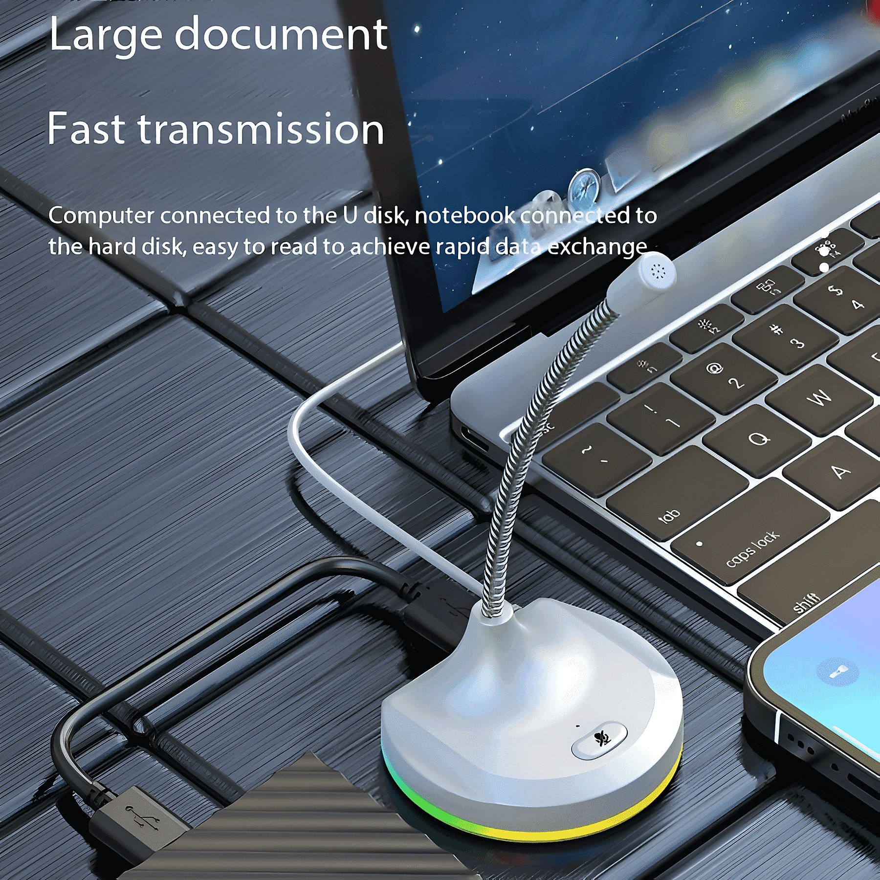 Ein Mikrofon, Laptop und Telefon auf einem dunklen Tisch. Text-Overlays zeigen Datenübertragung und Verbindung an.
