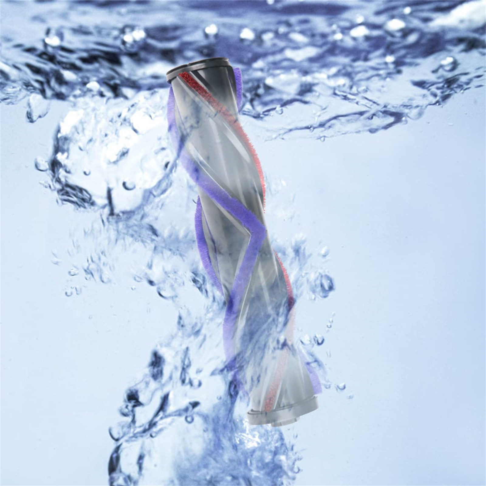 Walze des Staubsaugers in Wasser eingetaucht, mit Wasserspritzern und Blasen.