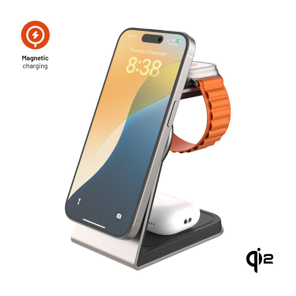 Ladestation mit Telefon und Uhr, die laden. Telefon zeigt die Zeit. Oranges Uhrenarmband.