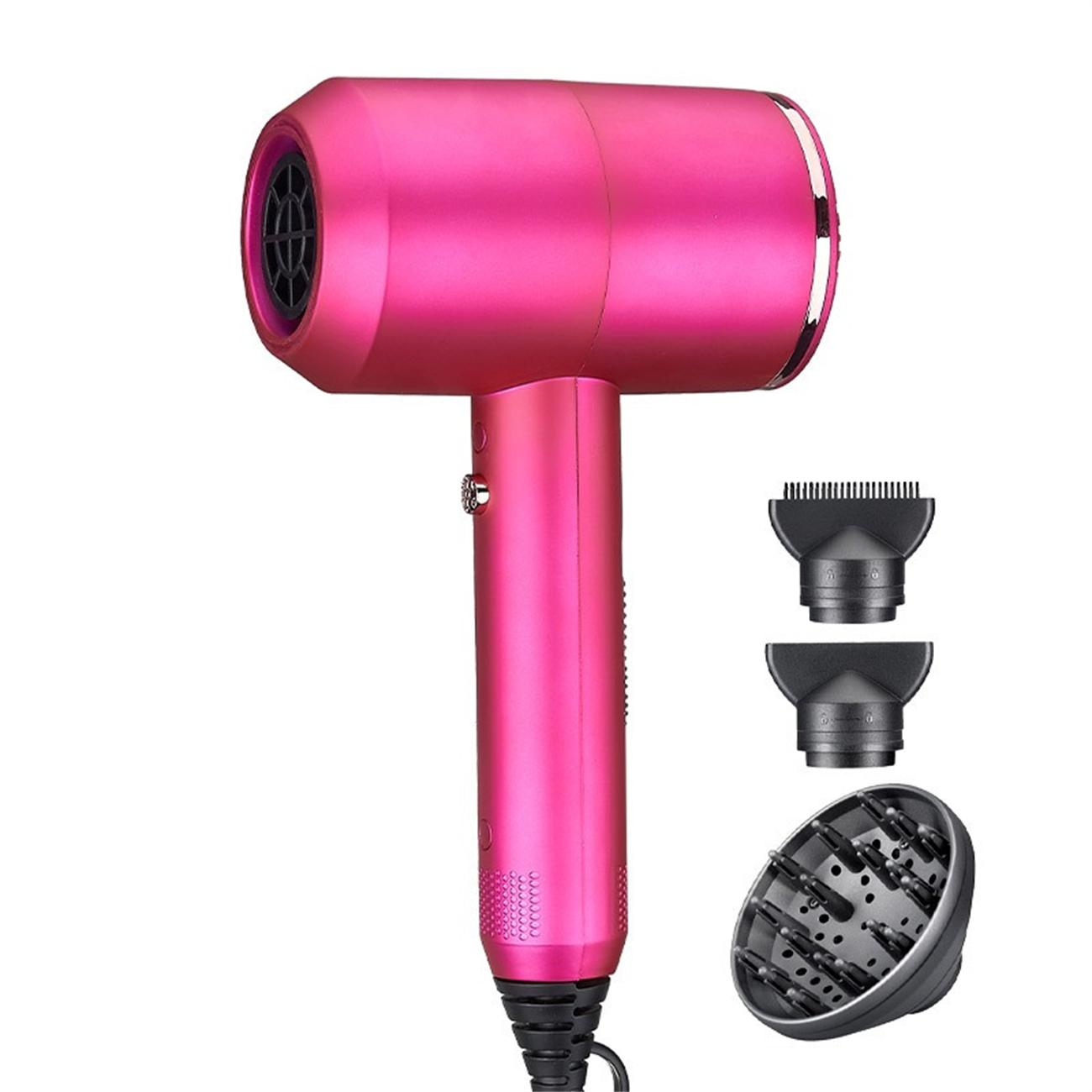Ein pinkfarbener Haartrockner mit drei schwarzen Aufsätzen auf weißem Hintergrund.
