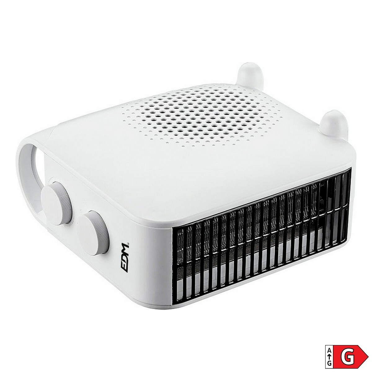 Un pequeño calentador de ventilador EDM blanco con rejillas de ventilación negras, dos diales blancos y cuatro patas pequeñas, se muestra en blanco.