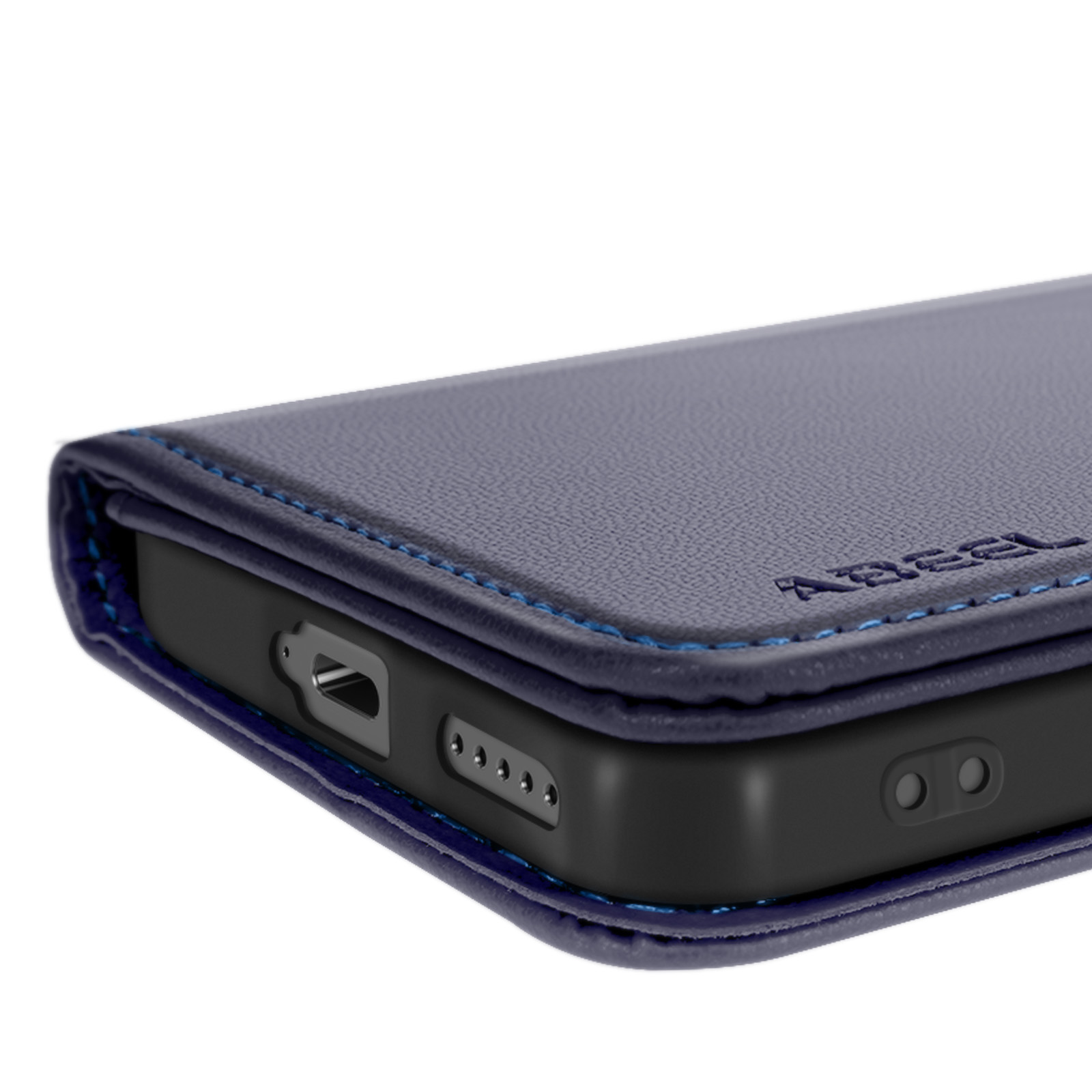 Primo piano di una custodia per telefono in pelle blu con un telefono all'interno, che mostra porte e pulsanti.