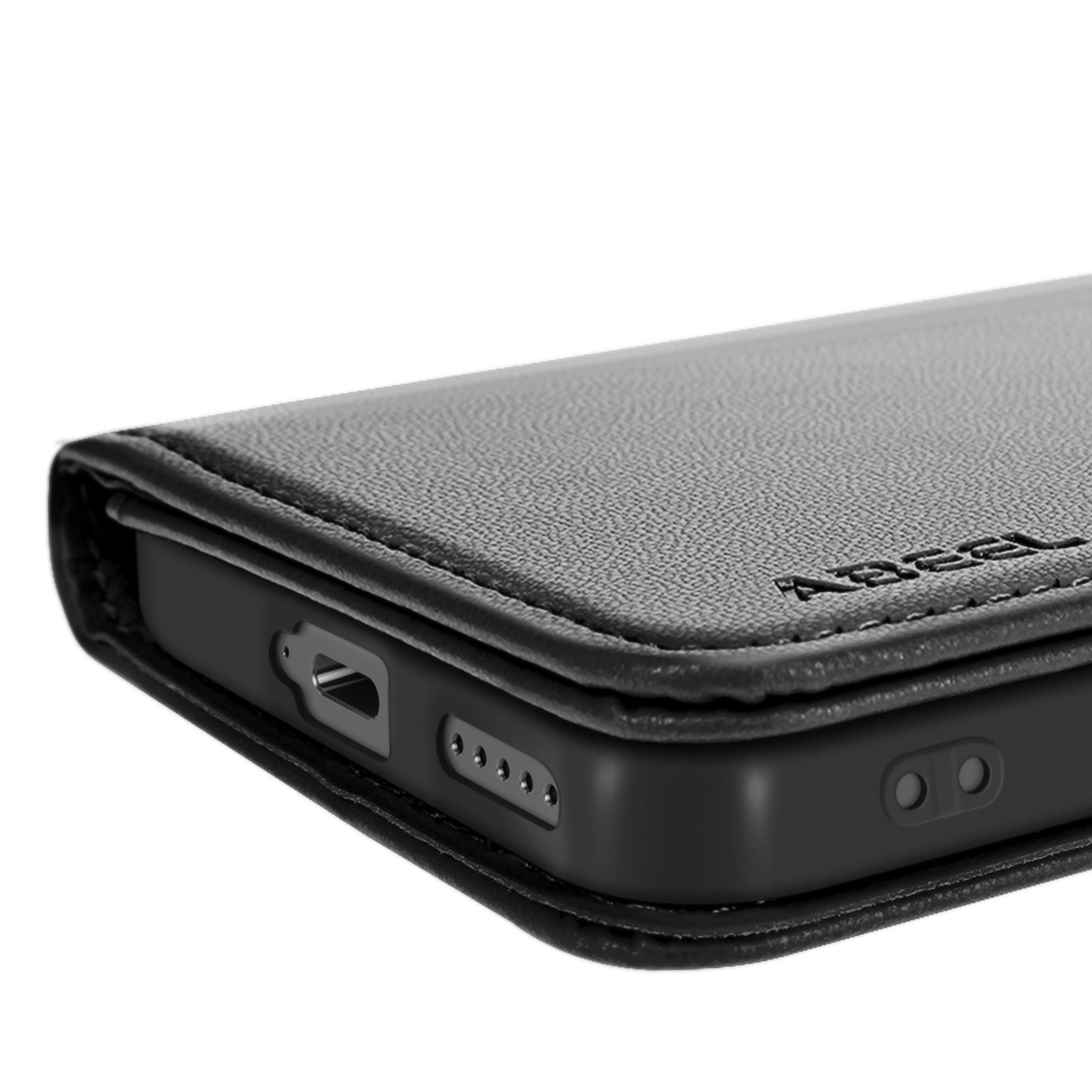 Custodia per telefono in pelle nera con patta e aperture.