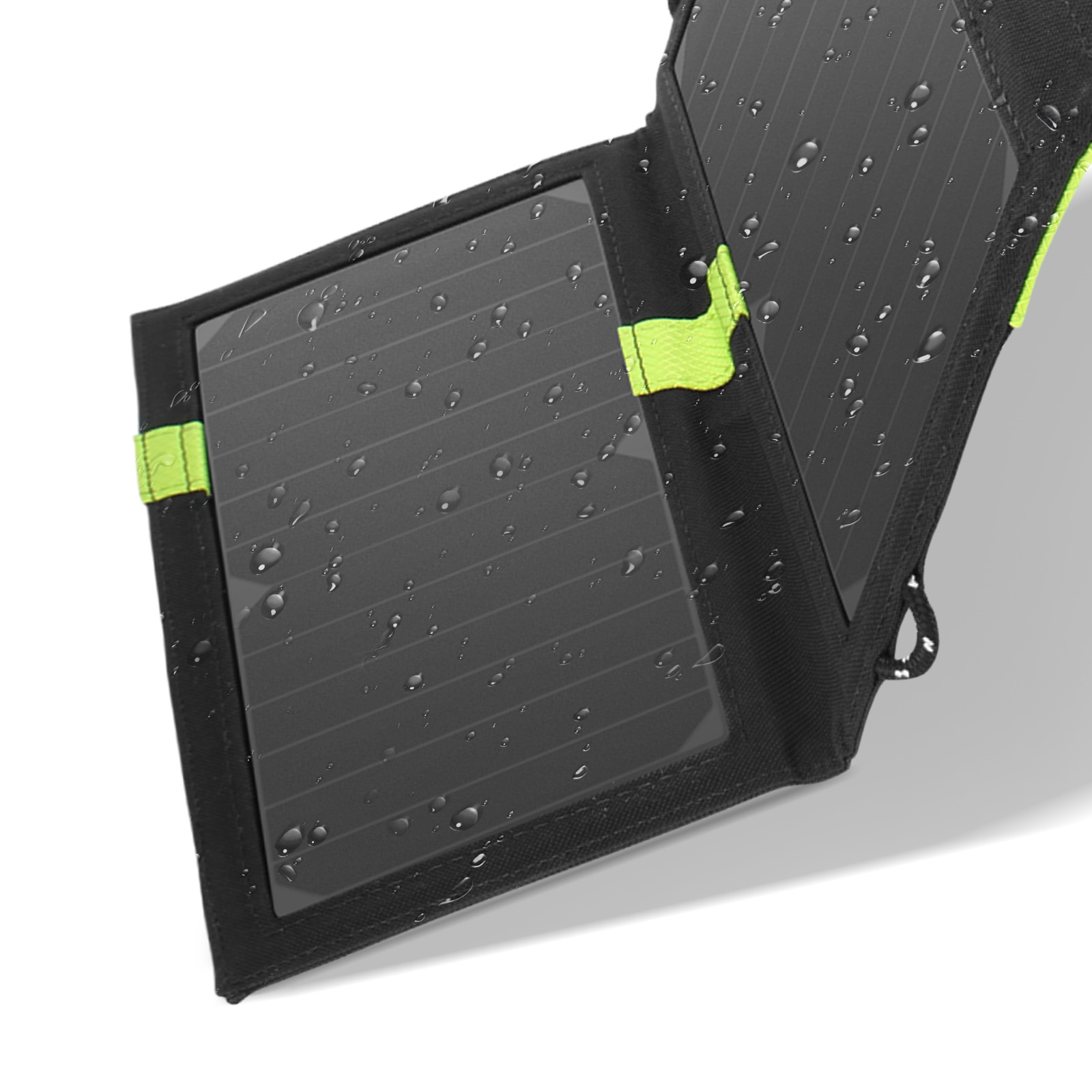 Gefaltetes schwarzes Solarpanel mit grünen Akzenten, bedeckt mit Wassertropfen.