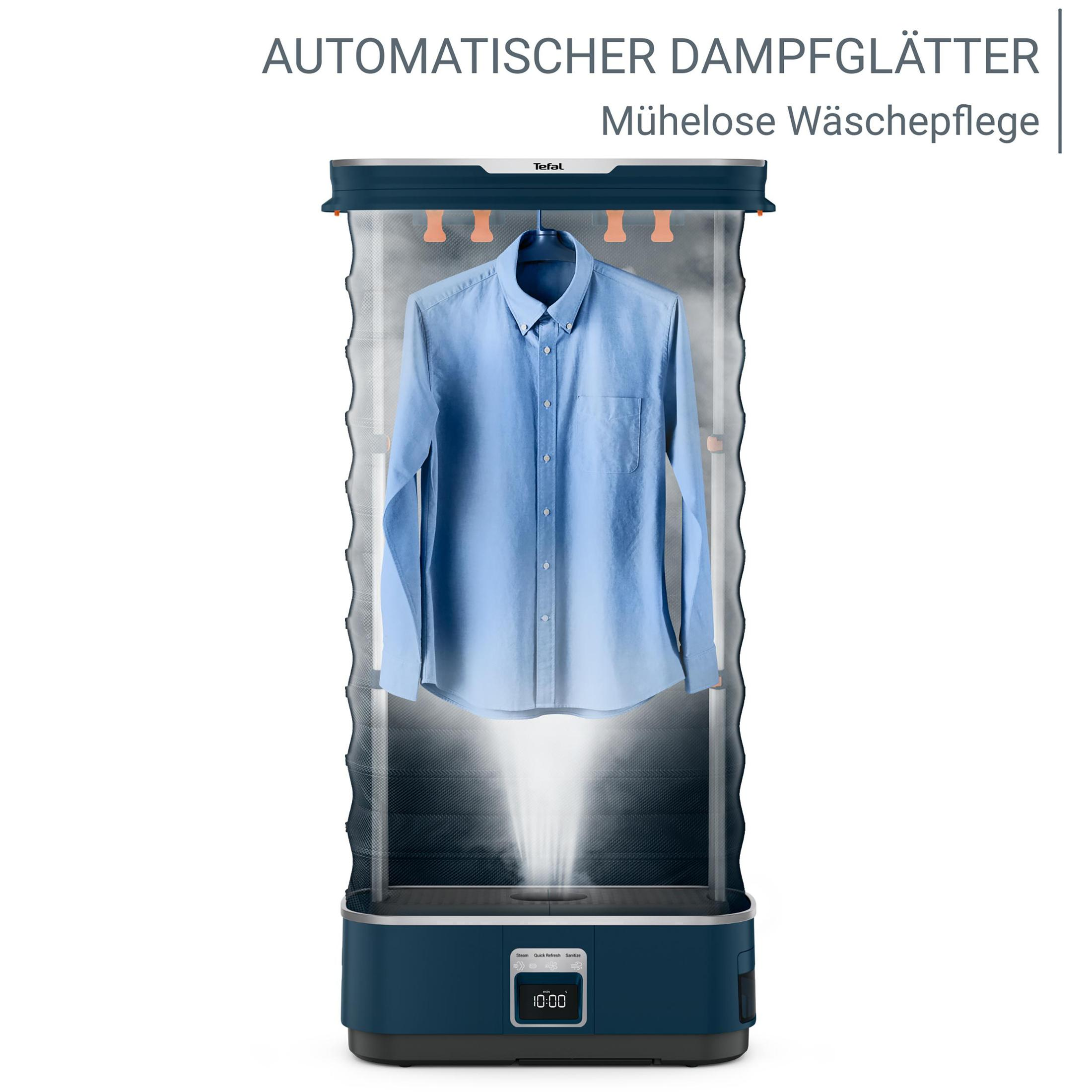 Blaues Hemd in einem automatischen Tefal-Kleidungsdampfer, Dampf steigt auf.