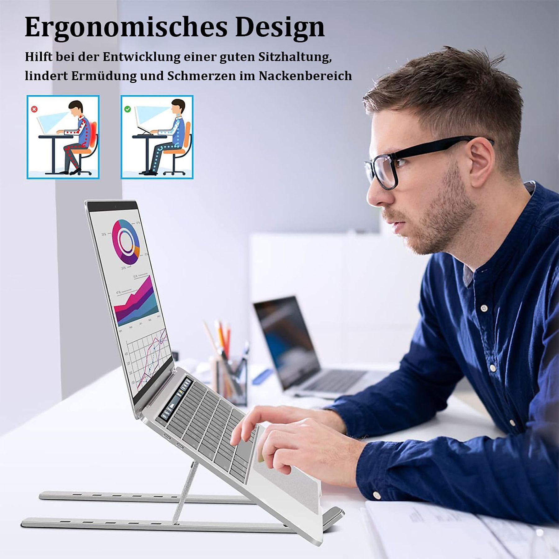 Mann benutzt Laptop auf Ständer. Laptop angewinkelt. Diagramm der Sitzhaltung. Weißer Schreibtisch, dunkle Brille.