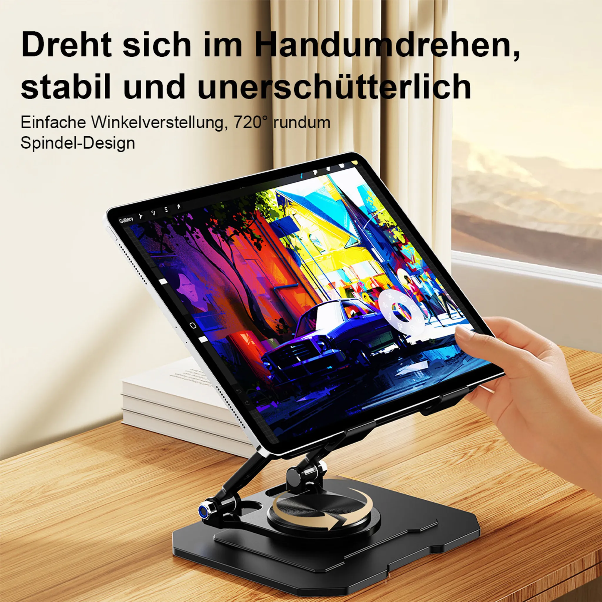 Tablet auf einem schwarzen Ständer. Das Tablet zeigt farbenfrohe Kunst. Hintergrund ist ein Holztisch.