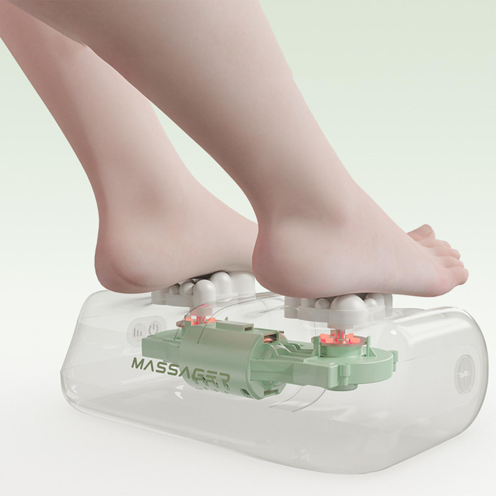 Zwei Füße auf einem transparenten Fußmassagegerät. Der innere Mechanismus des Massagegeräts ist sichtbar.