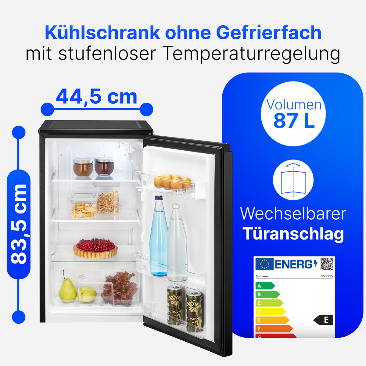 Ein schwarzer Kühlschrank mit offener Tür, die Regale mit Lebensmitteln zeigt. Textbeschriftungen sind sichtbar.