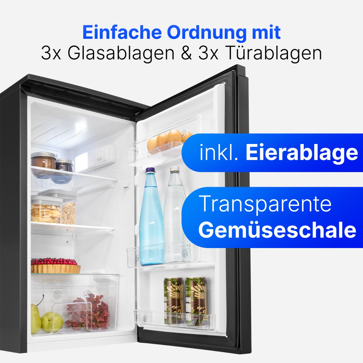 Schwarzer Kühlschrank mit offener Tür, die Regale mit Lebensmitteln und Etiketten zeigt. Der Text ist auf Deutsch.
