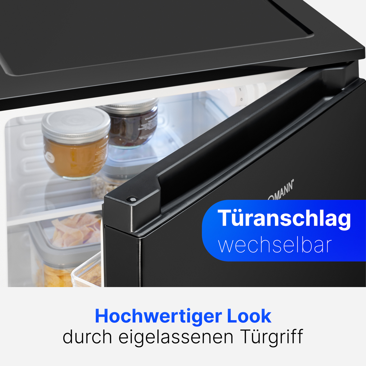 Nahaufnahme einer schwarzen Kühlschranktür mit offener Tür. Textbeschriftungen sind sichtbar.