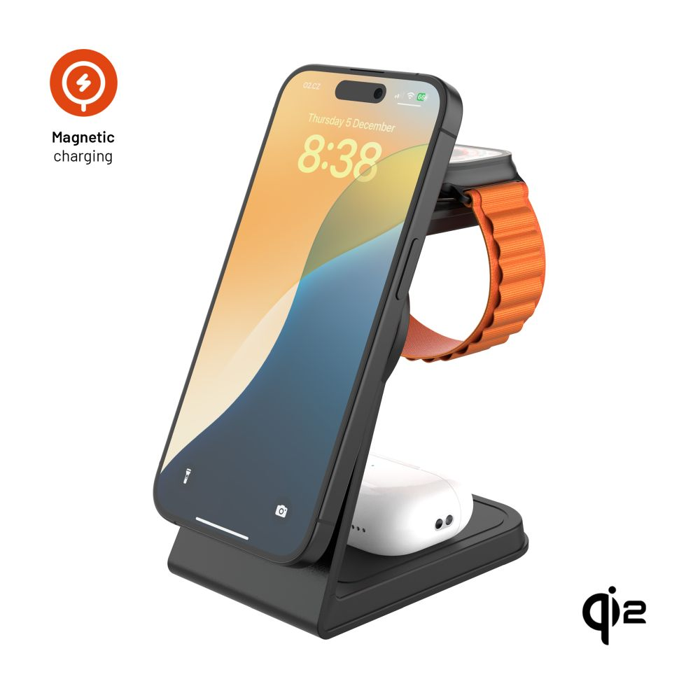 Ein Ladeständer mit Telefon, Uhr und AirPods. Das Telefon ist schwarz, die Uhr hat ein orangefarbenes Armband.