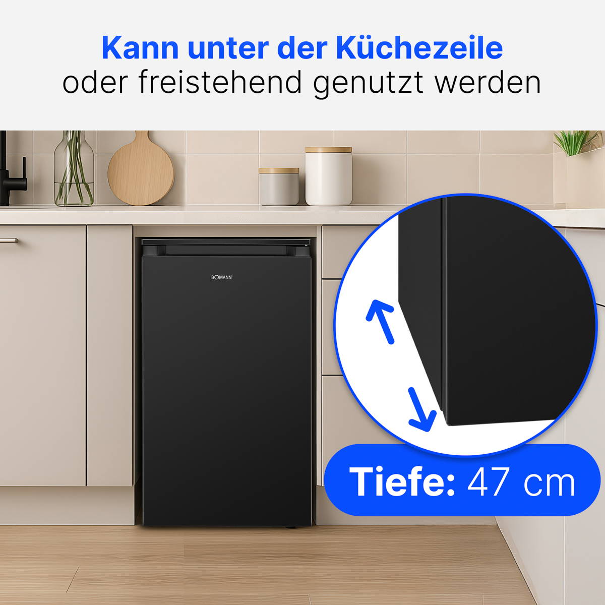 Schwarzer Mini-Kühlschrank in einer Küche, mit einer hervorgehobenen Tiefe von 47 cm.