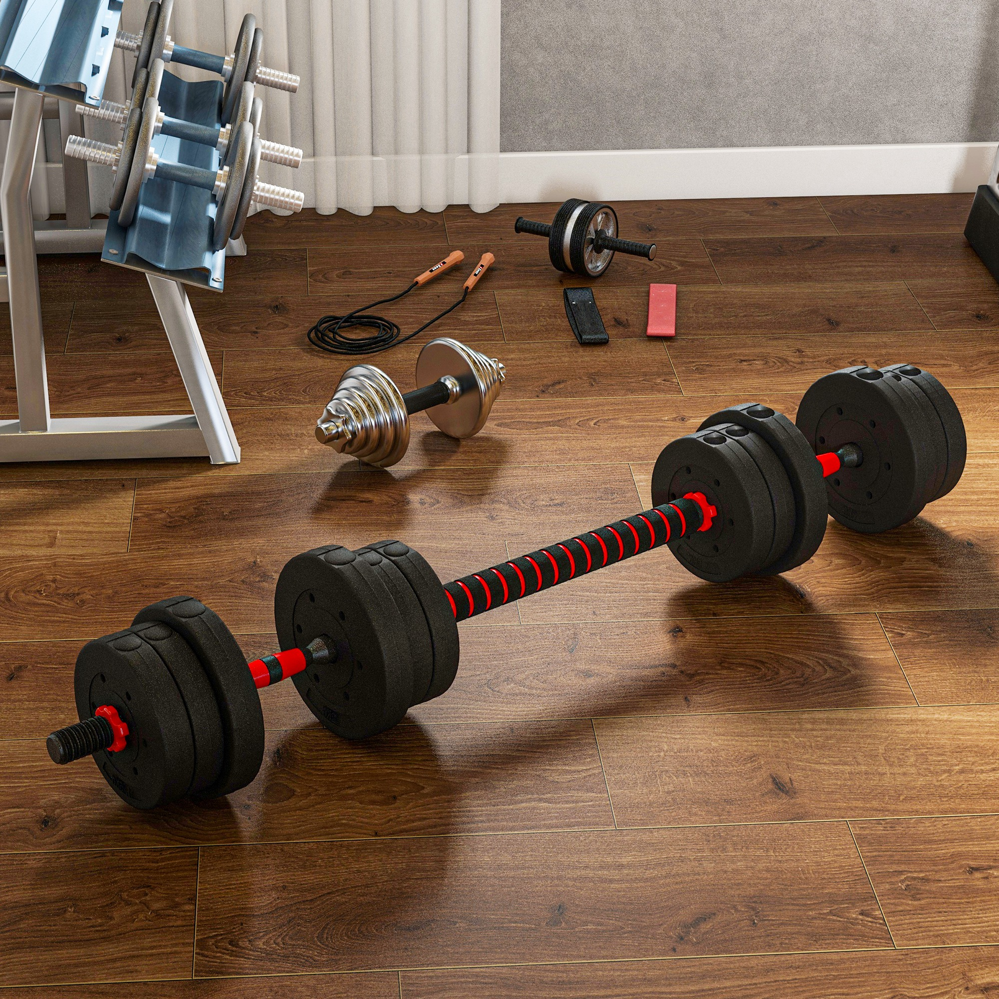 Equipo de gimnasio en piso de madera. Mancuernas, rueda abdominal, cuerda para saltar y soporte de pesas cerca, con cortinas detrás.