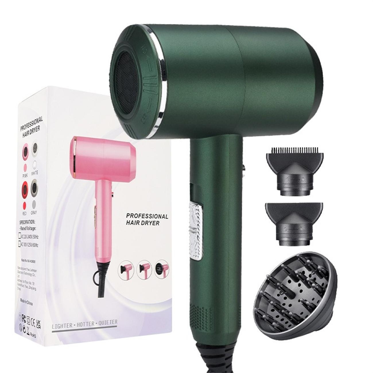 Ein grüner professioneller Haartrockner mit rosa Details und Zubehör.