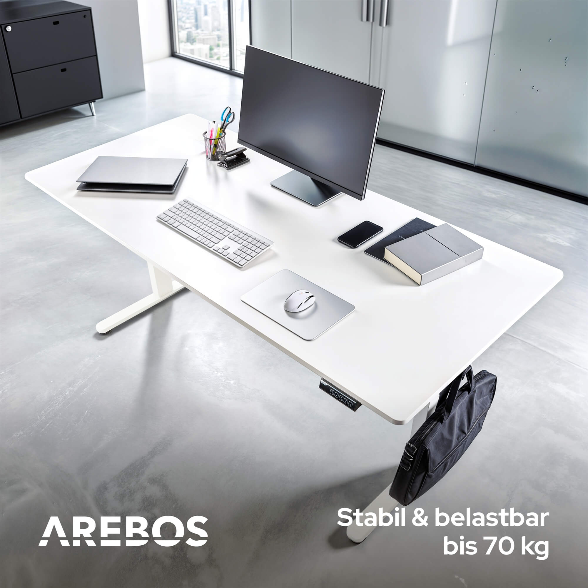 Weißer Schreibtisch mit Laptop, Monitor, Tastatur, Telefon und Zubehör. Text: AREBOS.
