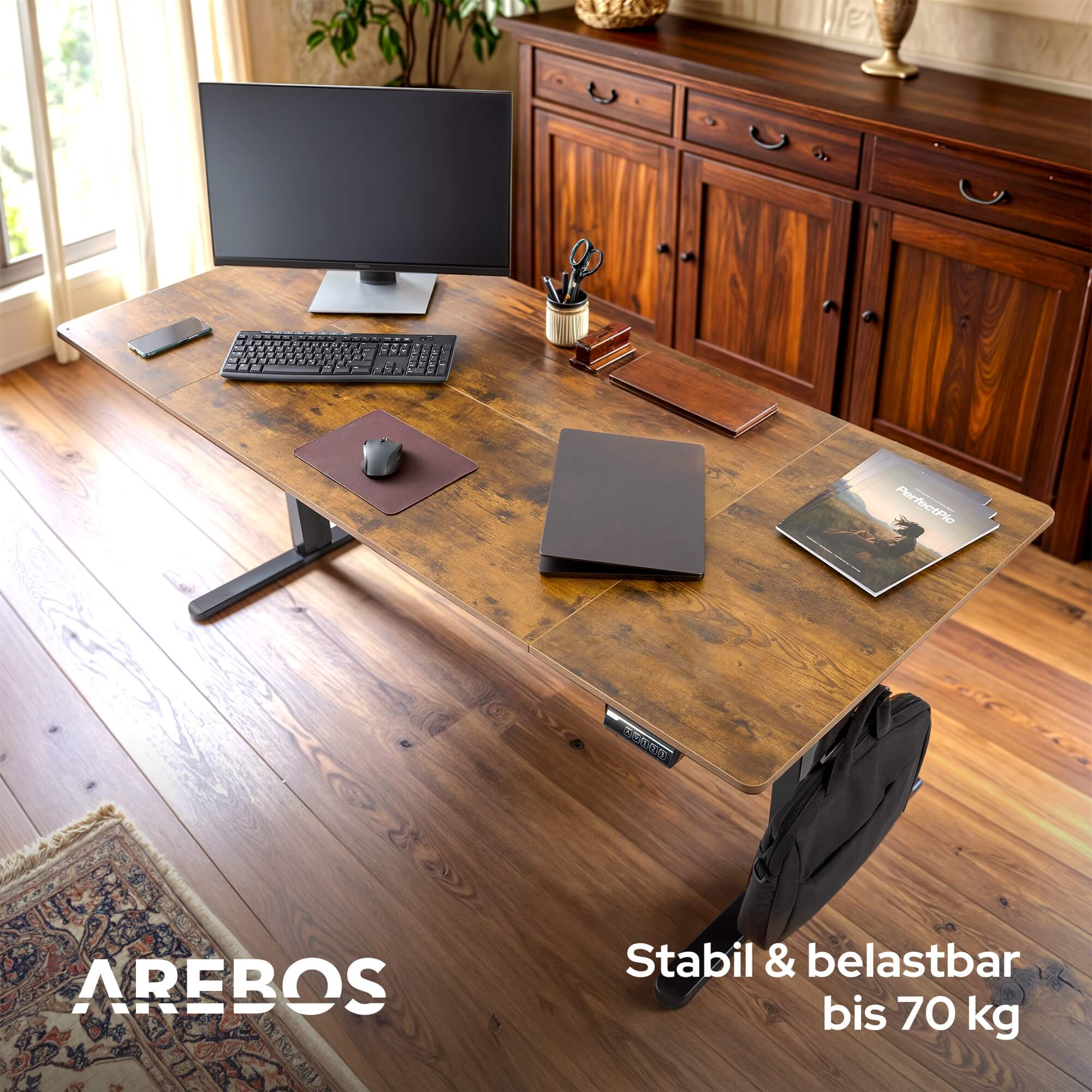 Stehpult mit Monitor, Tastatur und Tasche. Holzoberfläche und Holzboden.