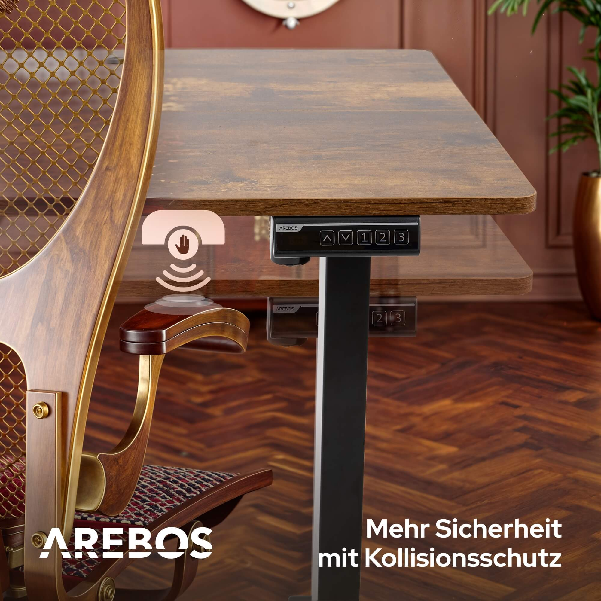 Nahaufnahme eines Schreibtischs mit Handsensor und Bedienelementen, sowie Text auf Deutsch.