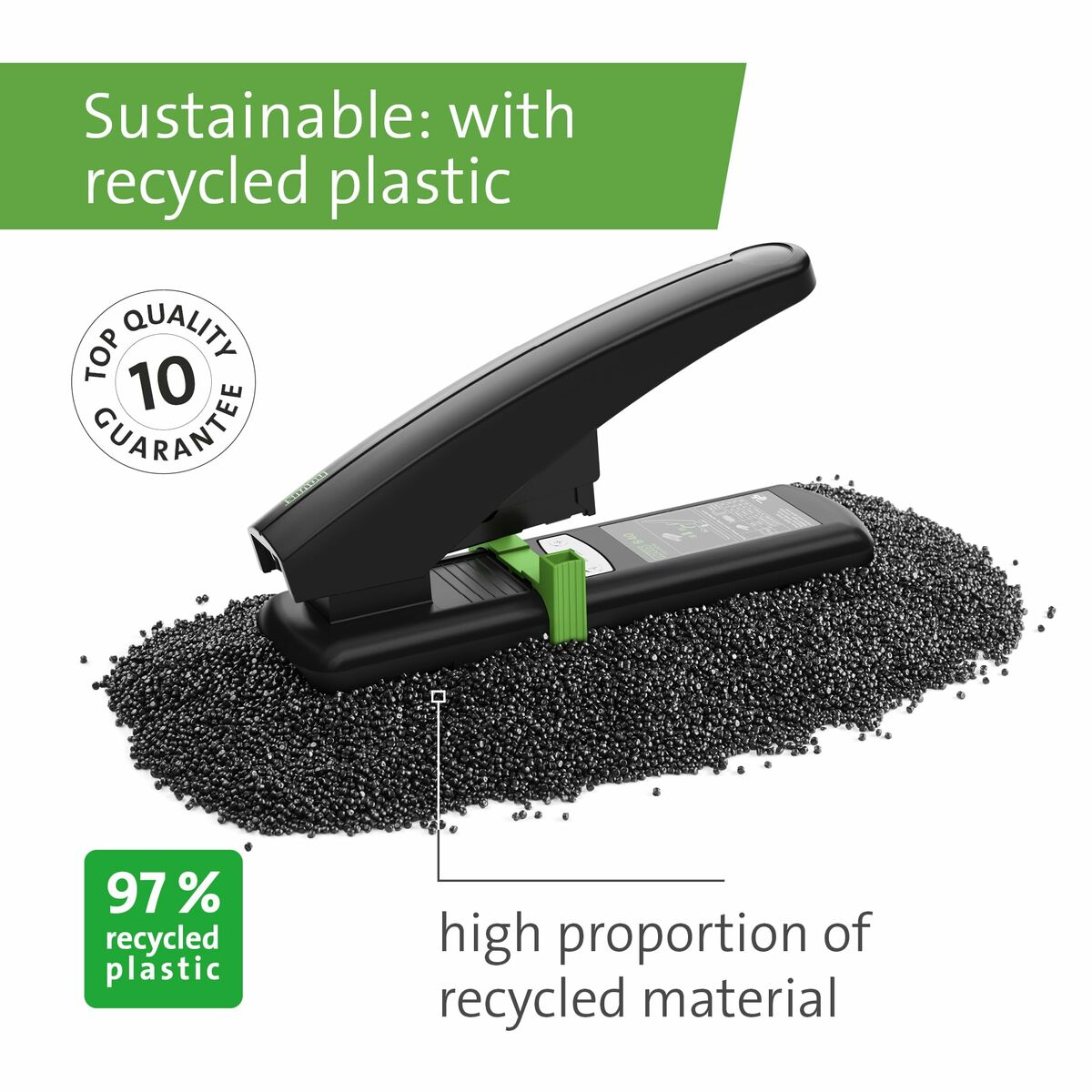 Ein schwarzer Hefter auf einem Haufen schwarzer Kunststoffpellets, der für nachhaltige recycelte Materialien wirbt.