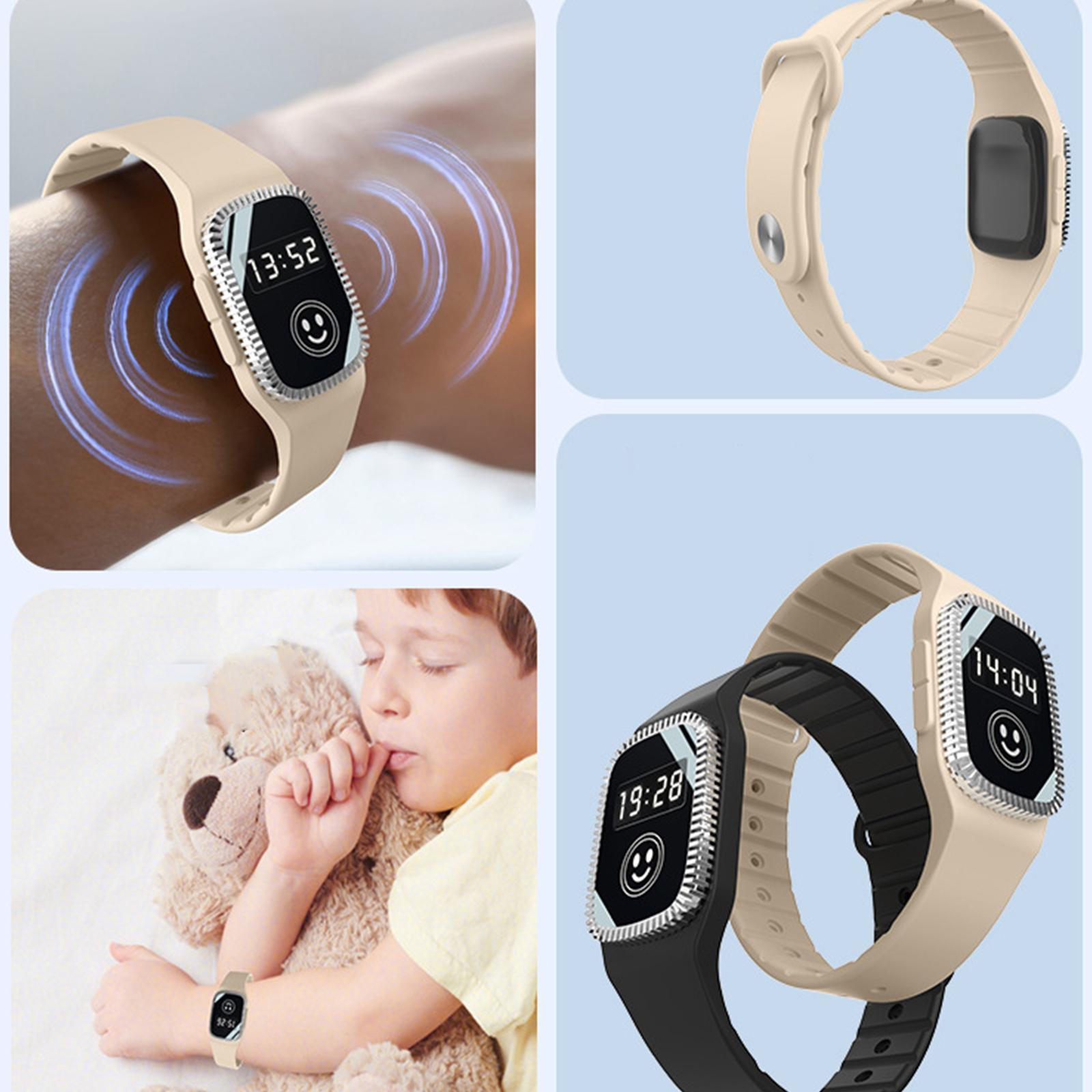 Beige Smartwatch mit Bildschirm, der Zeit und Smiley zeigt. Am Handgelenk und am Handgelenk eines Kindes gezeigt. Weitere Uhren sind ebenfalls abgebildet.