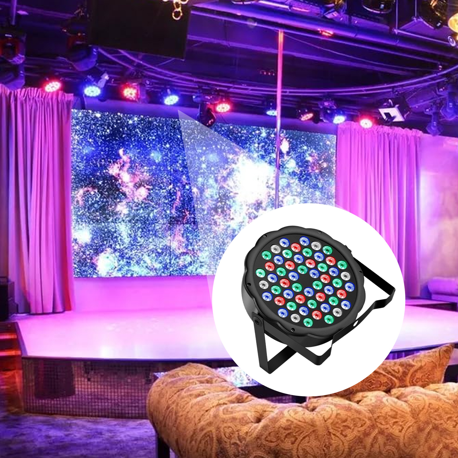 Bühne mit Lichtern und einer Discokugel. Im Vordergrund ein schwarzes Licht.