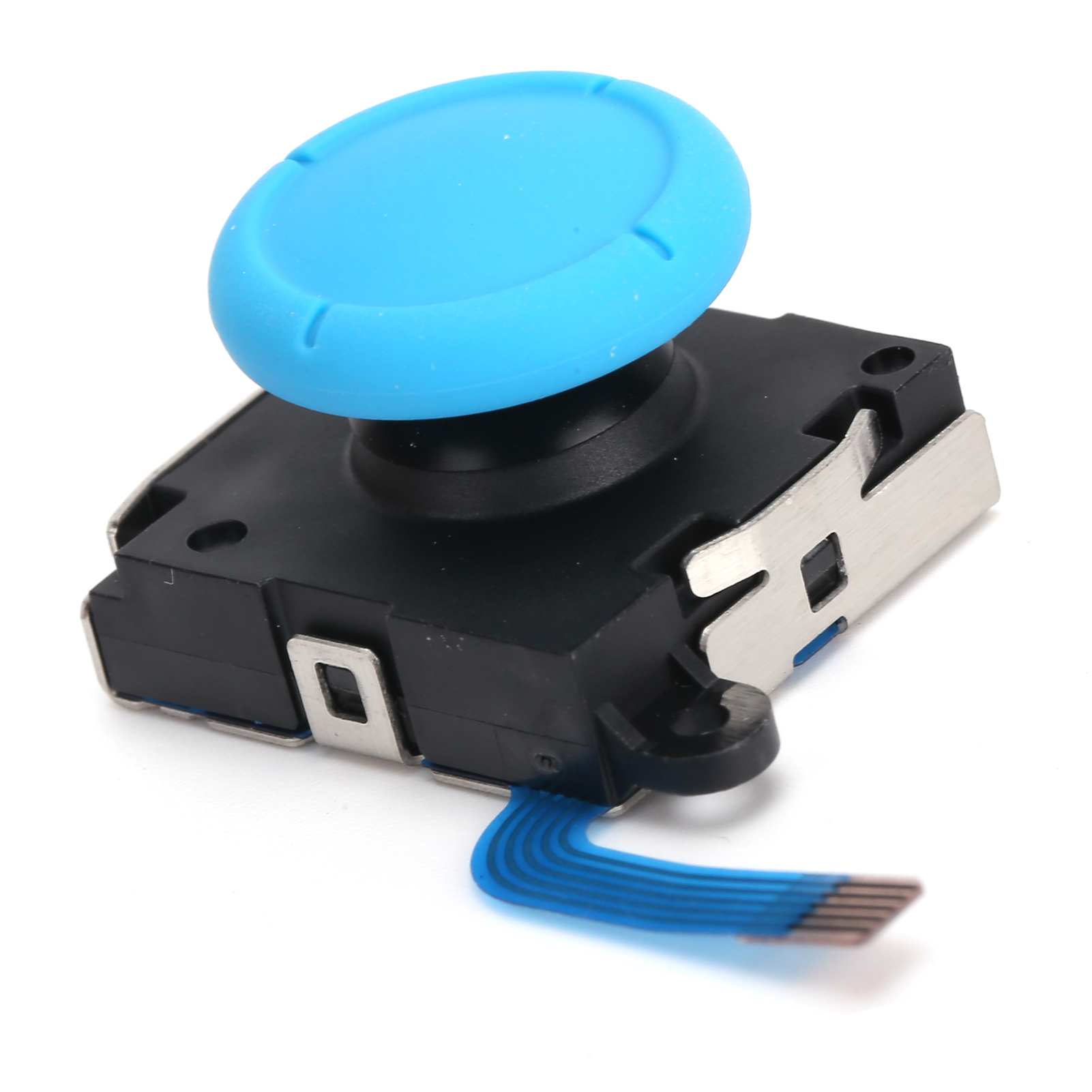 Ein blauer Joystick mit schwarzer Basis und blauem Kabel auf weißem Untergrund. Nahaufnahme.