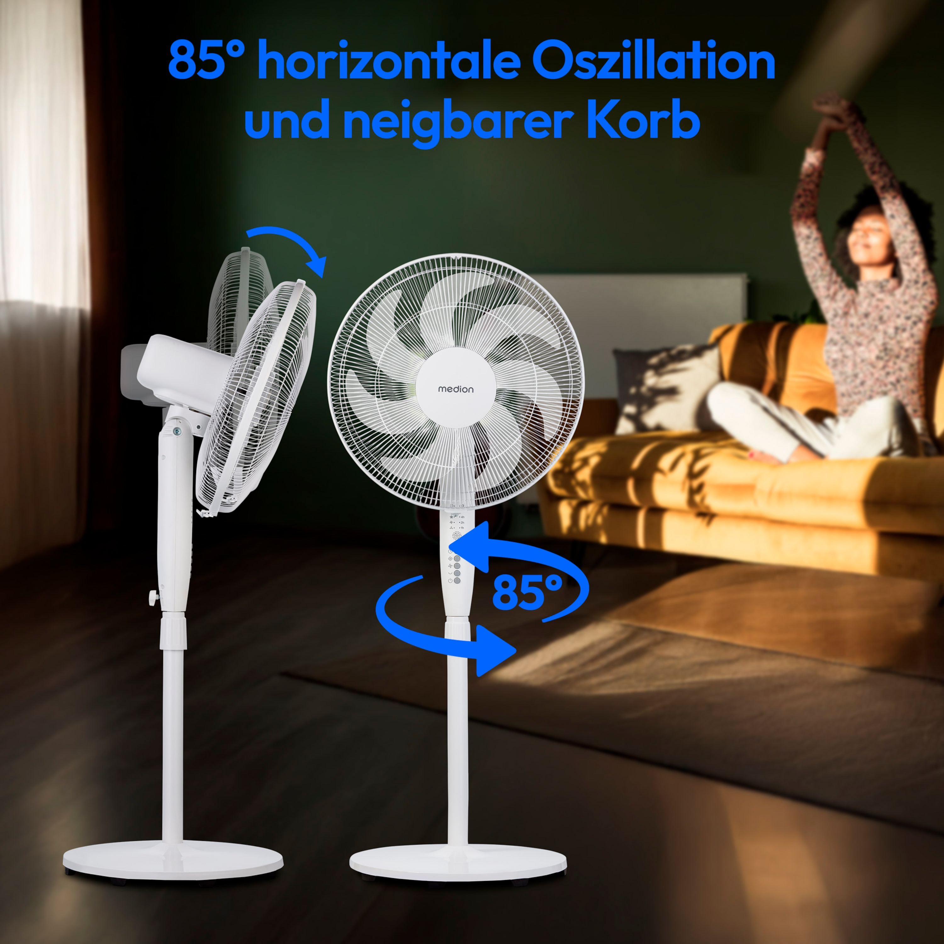 Zwei weiße Ventilatoren mit Text, der ihre Oszillation und Neigung zeigt. Eine Frau ist im Hintergrund.