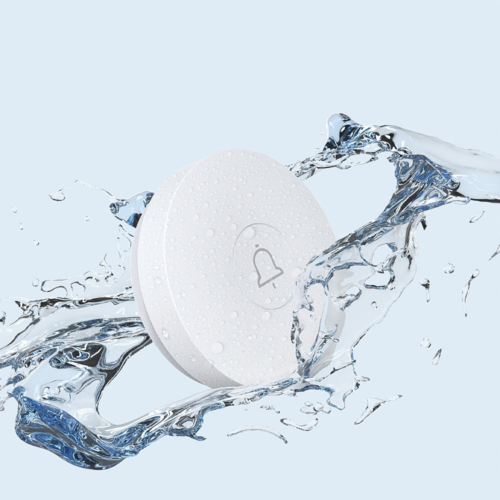 Weiße Türklingel mit einem Glockensymbol darauf, umgeben von spritzendem Wasser.