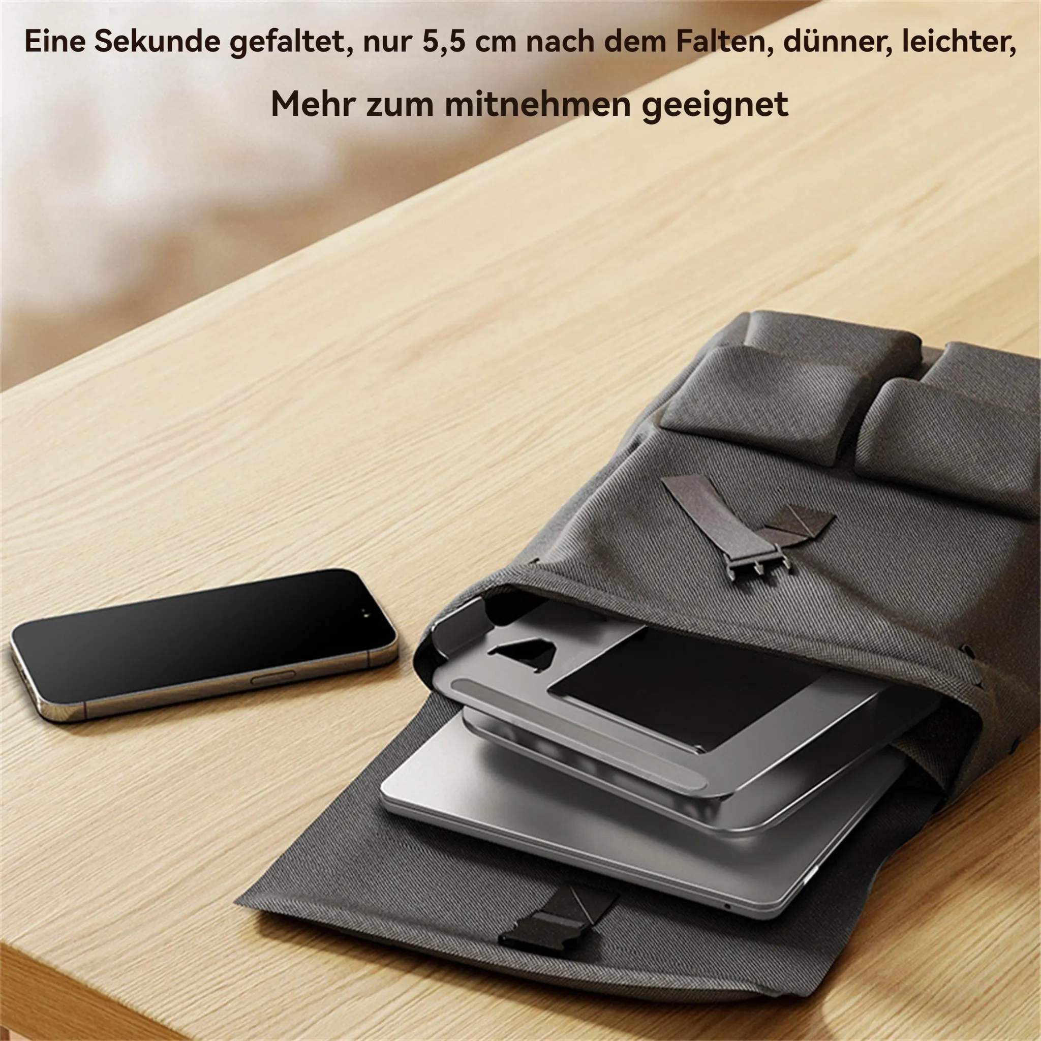 Schwarzes Trainingsrad mit roter Taste und Tablethalter.
